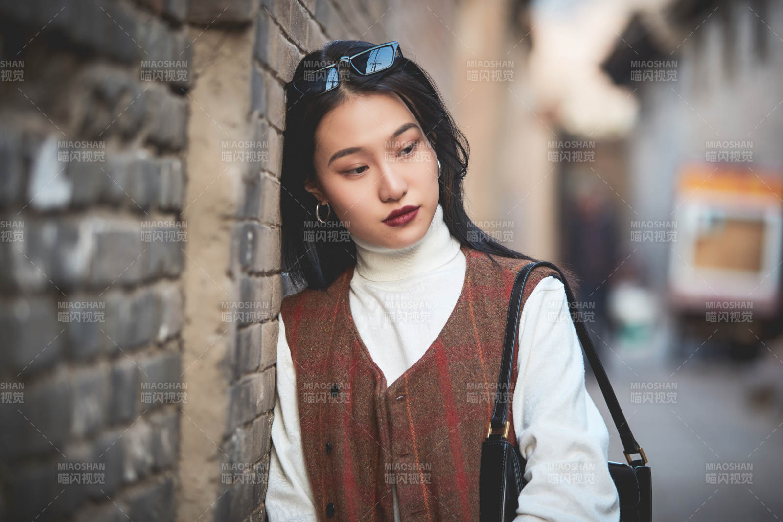 老舊城區里穿著復古港風的美麗清純少女