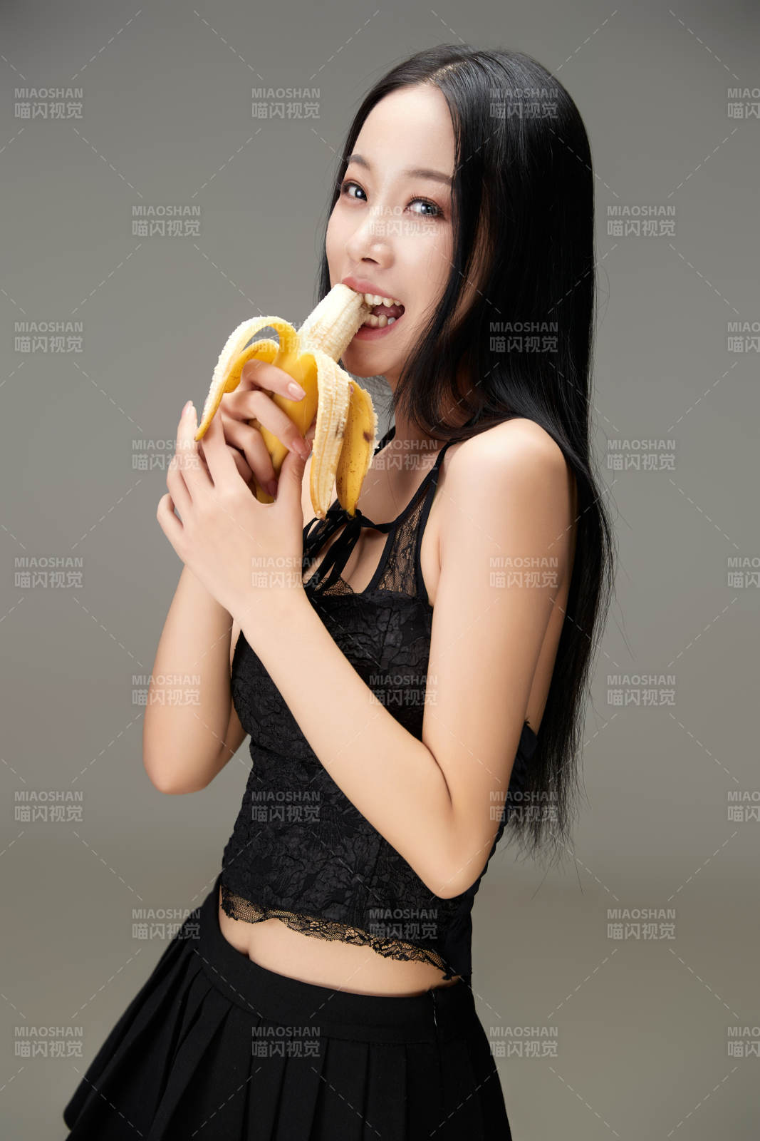 吃水果的亞洲東方長發少女