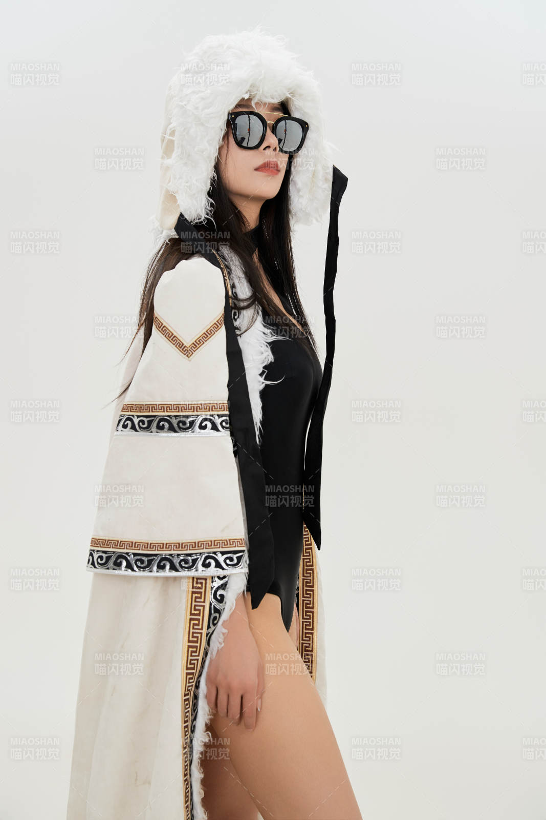 身穿混搭風(fēng)格蒙族服飾的美女