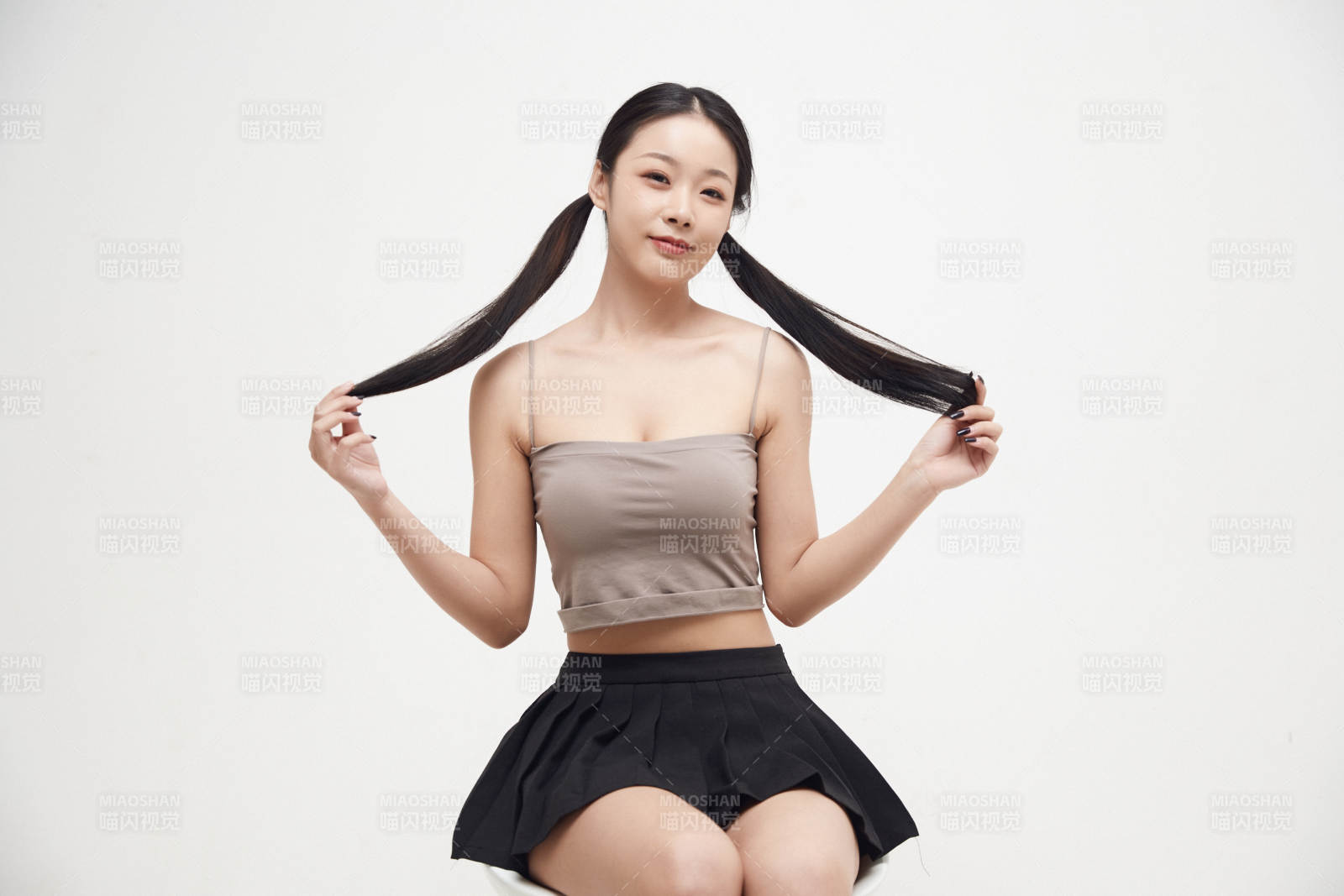 白色背景下的美麗可愛大學生