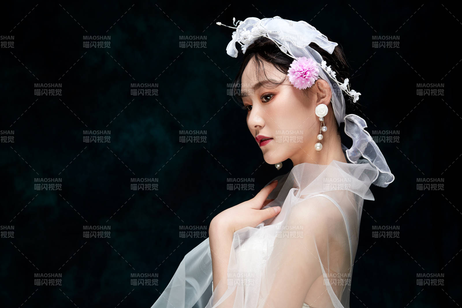 黑色背景下的女性復古婚紗妝面