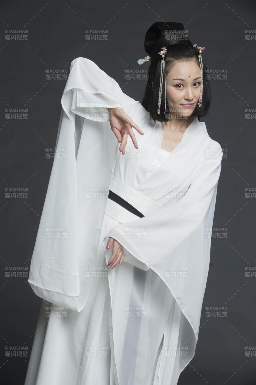 身穿古裝的漢服女性人像漢服影棚拍攝