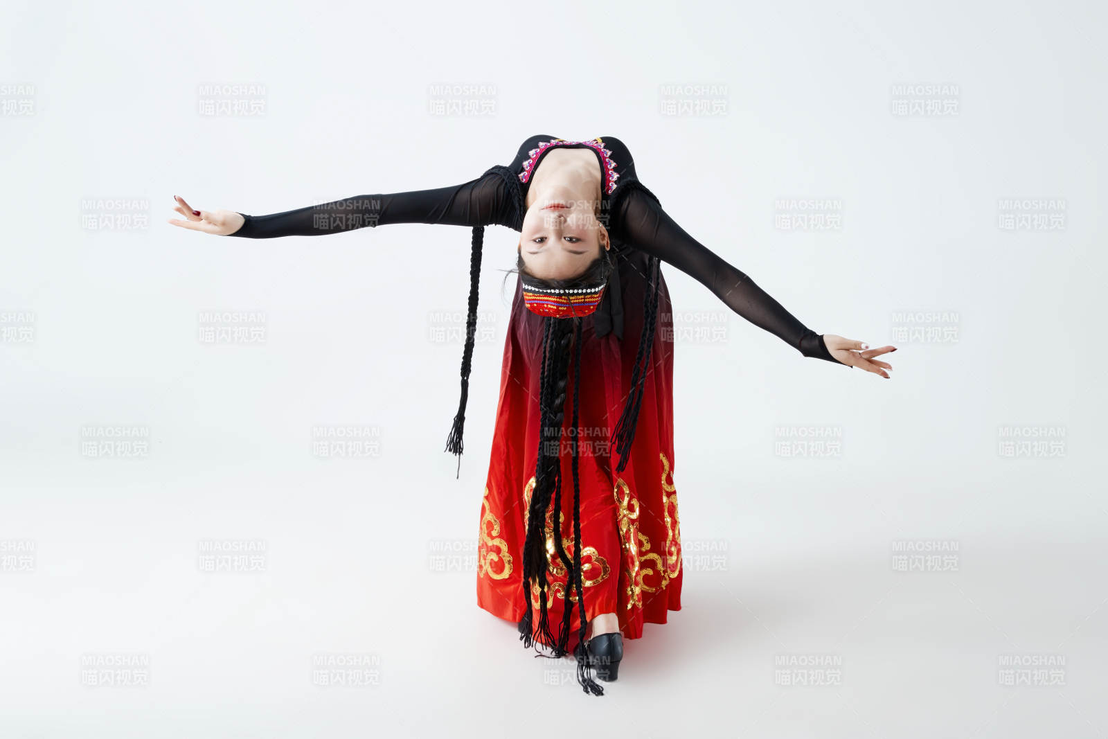 穿著新疆維吾爾族服飾跳舞的少女