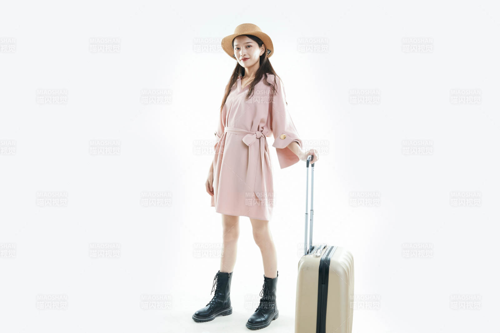 白色背景下準備出發旅行的美麗東方女大學生