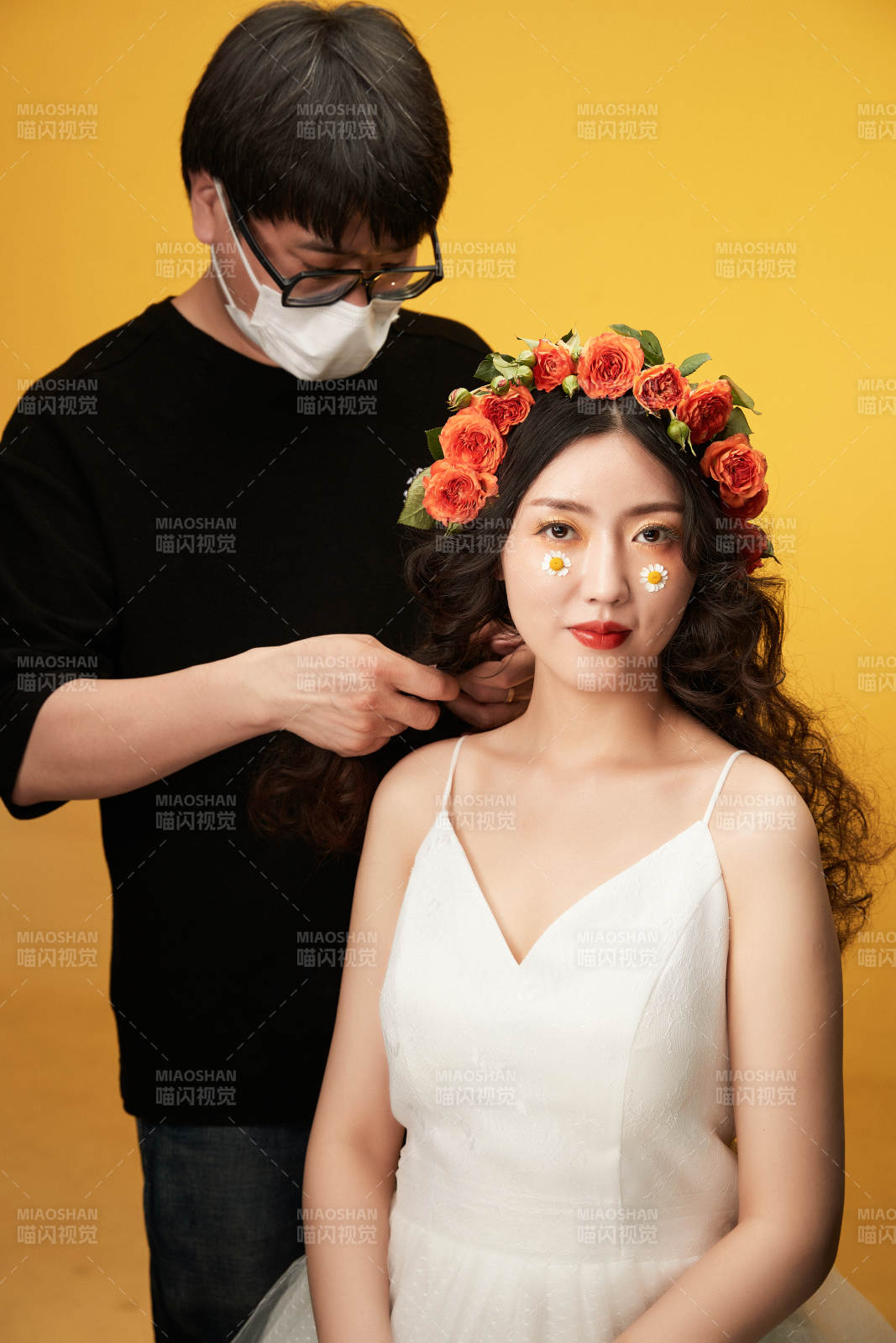 進行美妝化妝的化妝師與模特