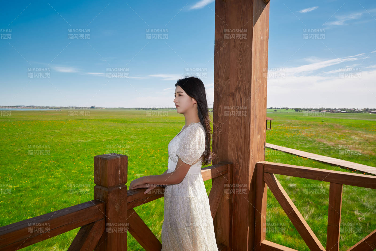 盛夏在草原濕地公園游玩的姑娘