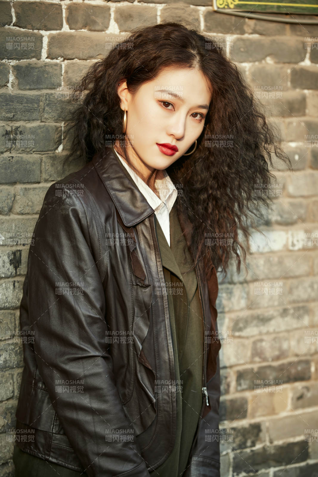 老舊城區里穿著復古港風的美麗清純少女