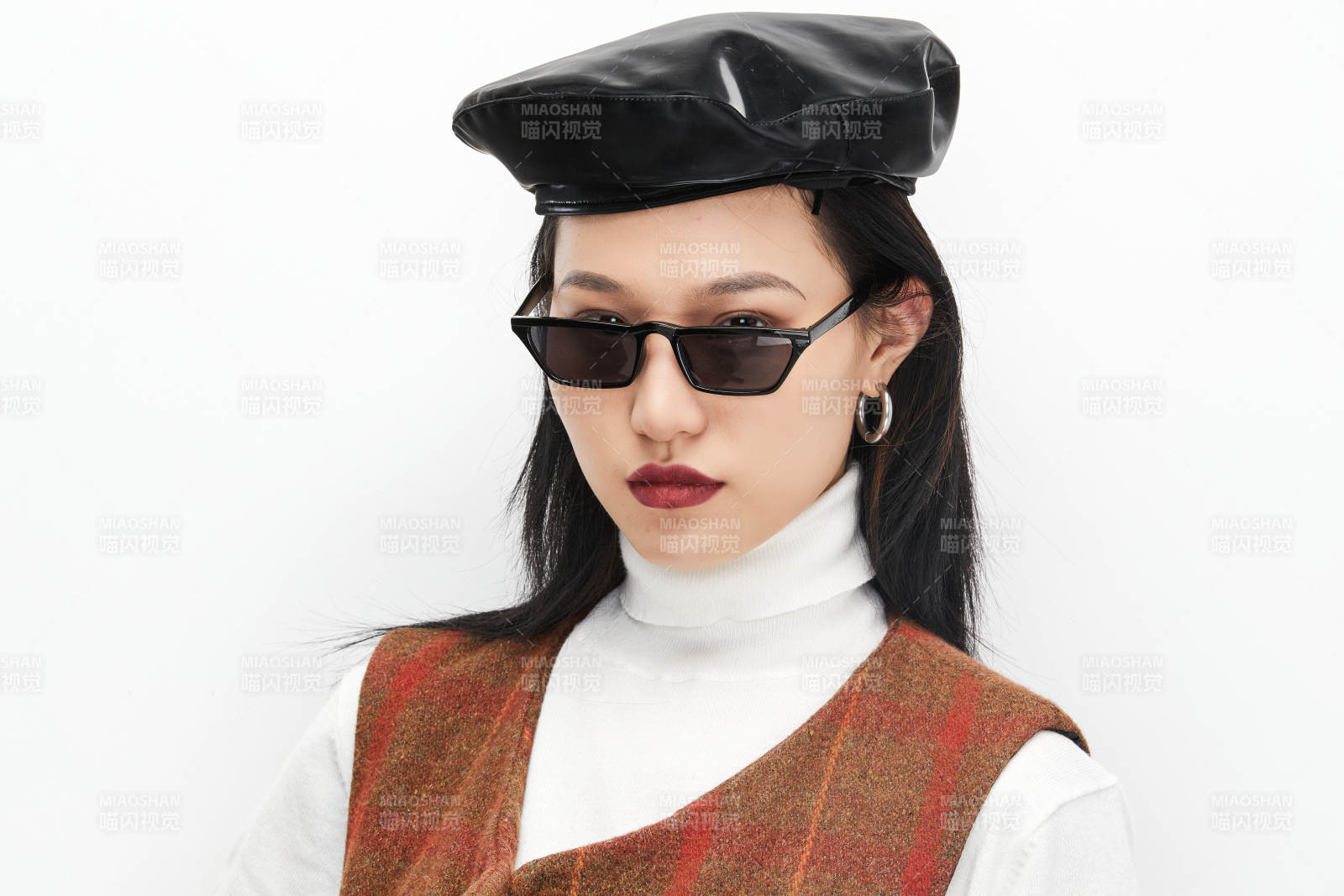 身穿復古服裝的亞洲少女人像