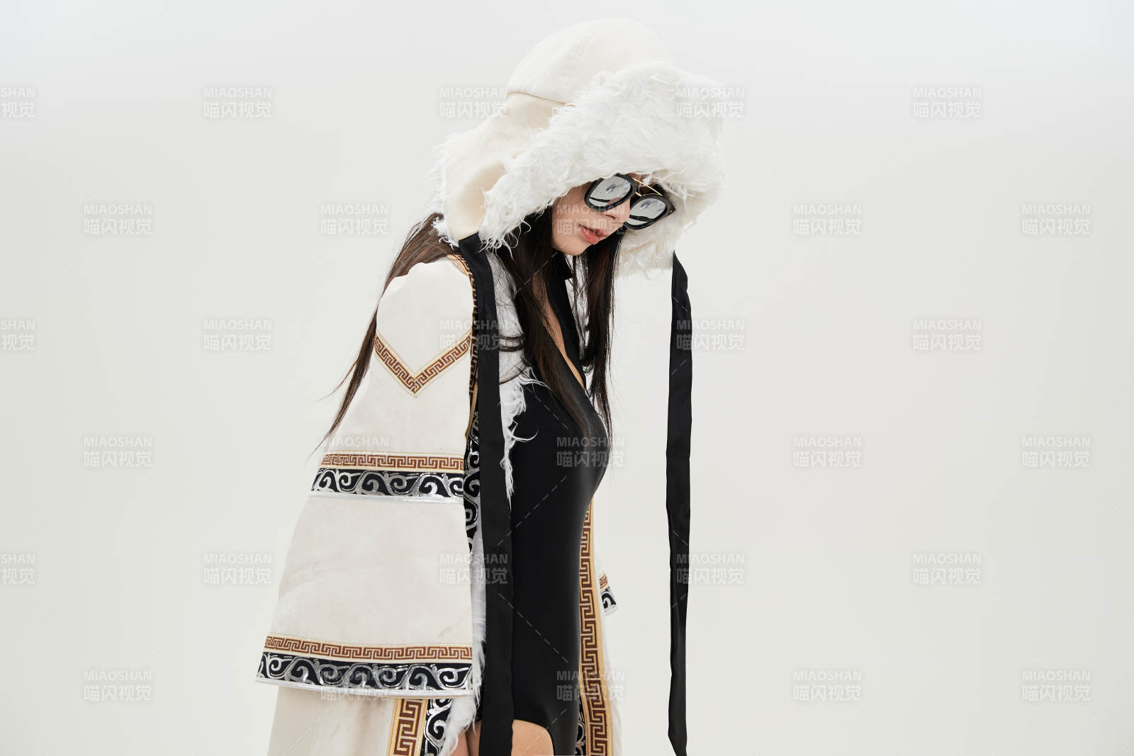 身穿混搭風格蒙族服飾的美女