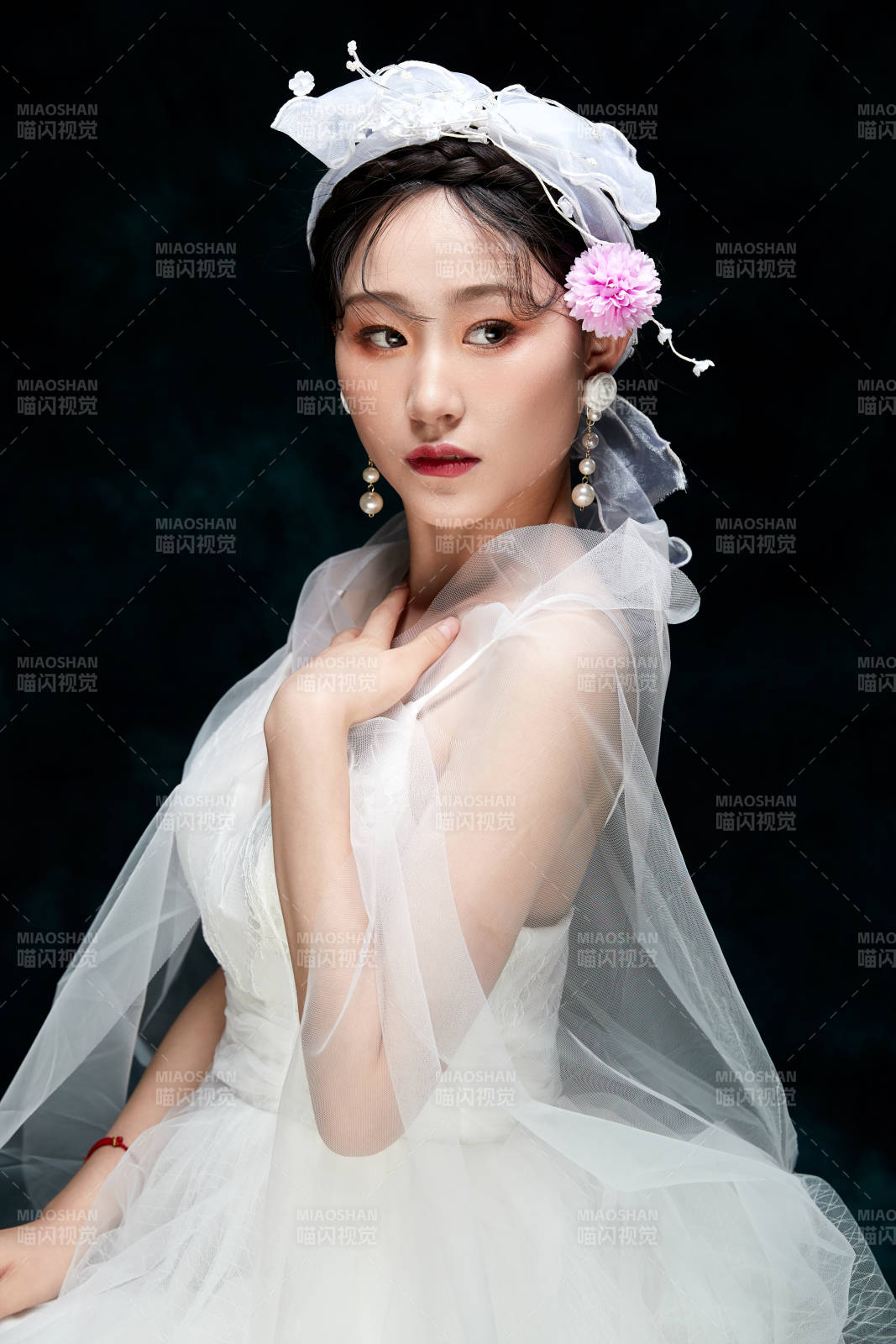 黑色背景下的女性復(fù)古婚紗妝面