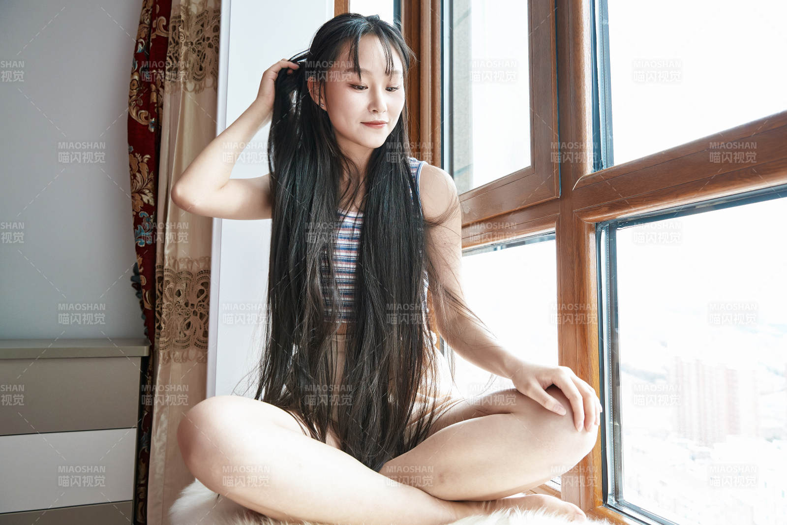 躺在舒適的飄窗上聽音樂追劇的亞洲少女