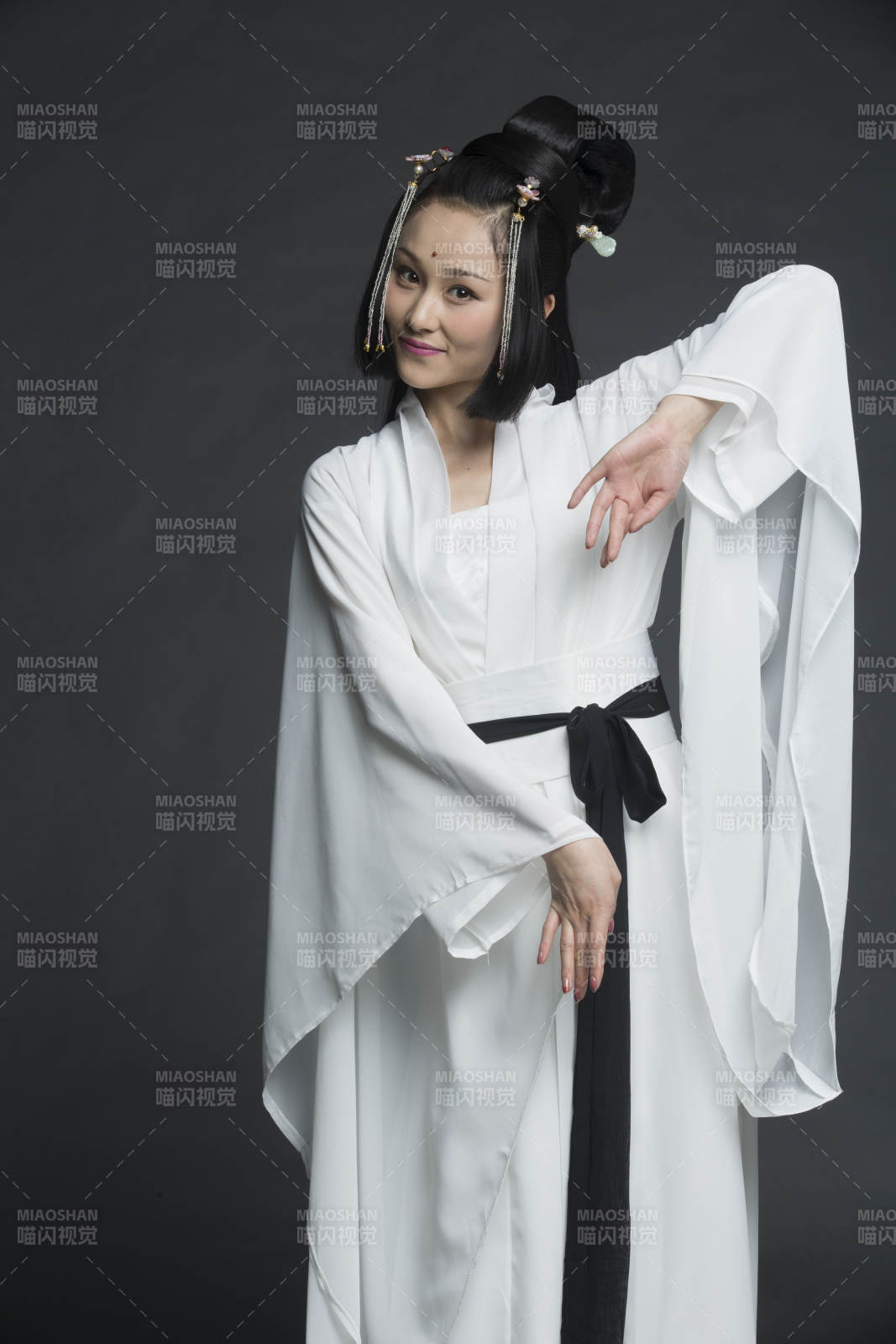 身穿古裝的漢服女性人像漢服影棚拍攝