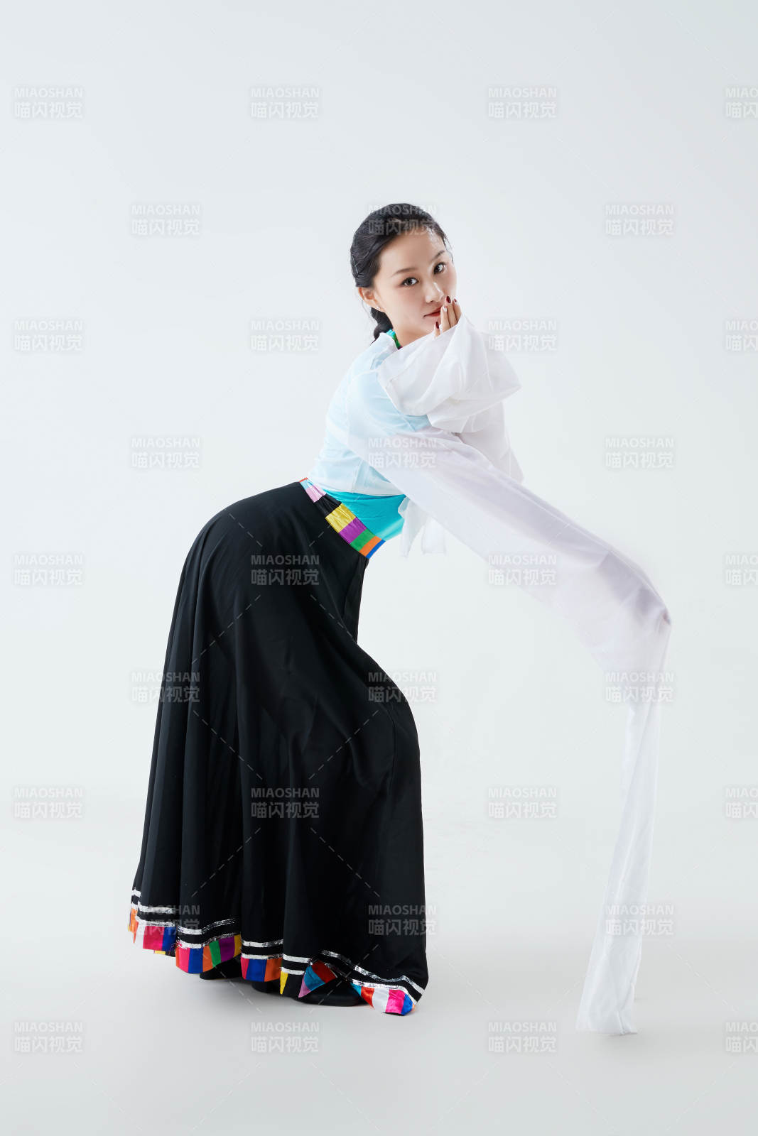 穿著藏族服飾跳著藏族舞蹈的少女