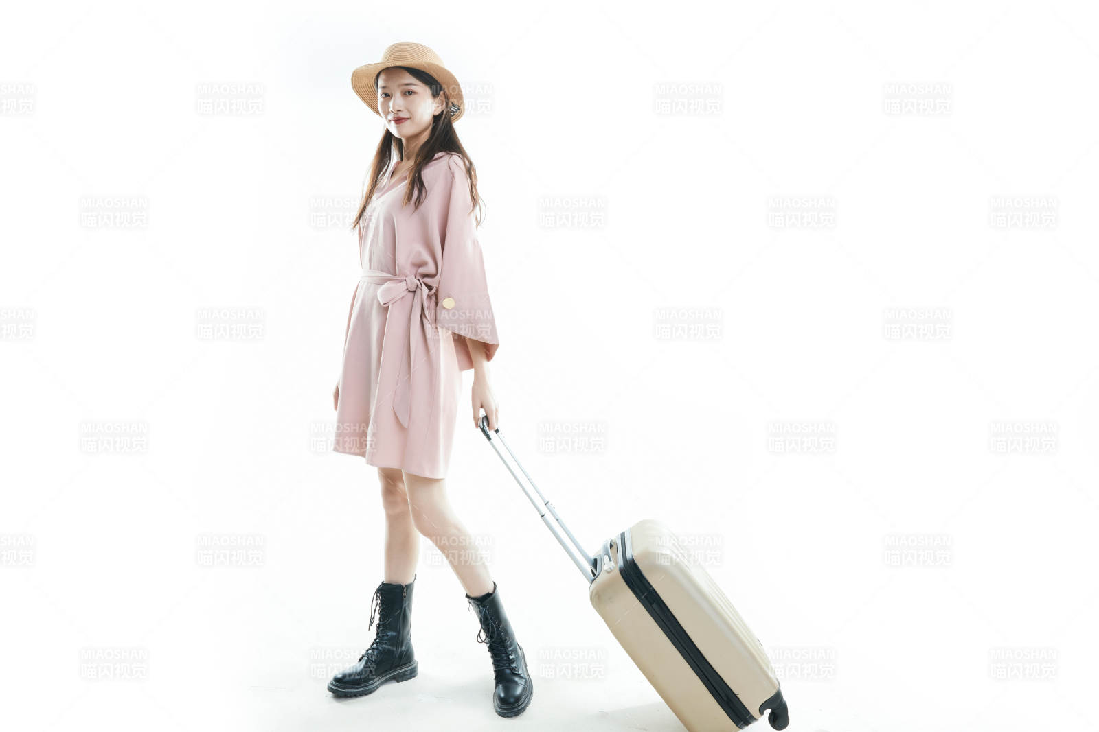 白色背景下準備出發旅行的美麗東方女大學生