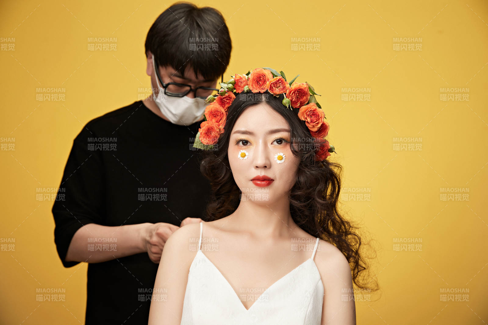 進(jìn)行美妝化妝的化妝師與模特