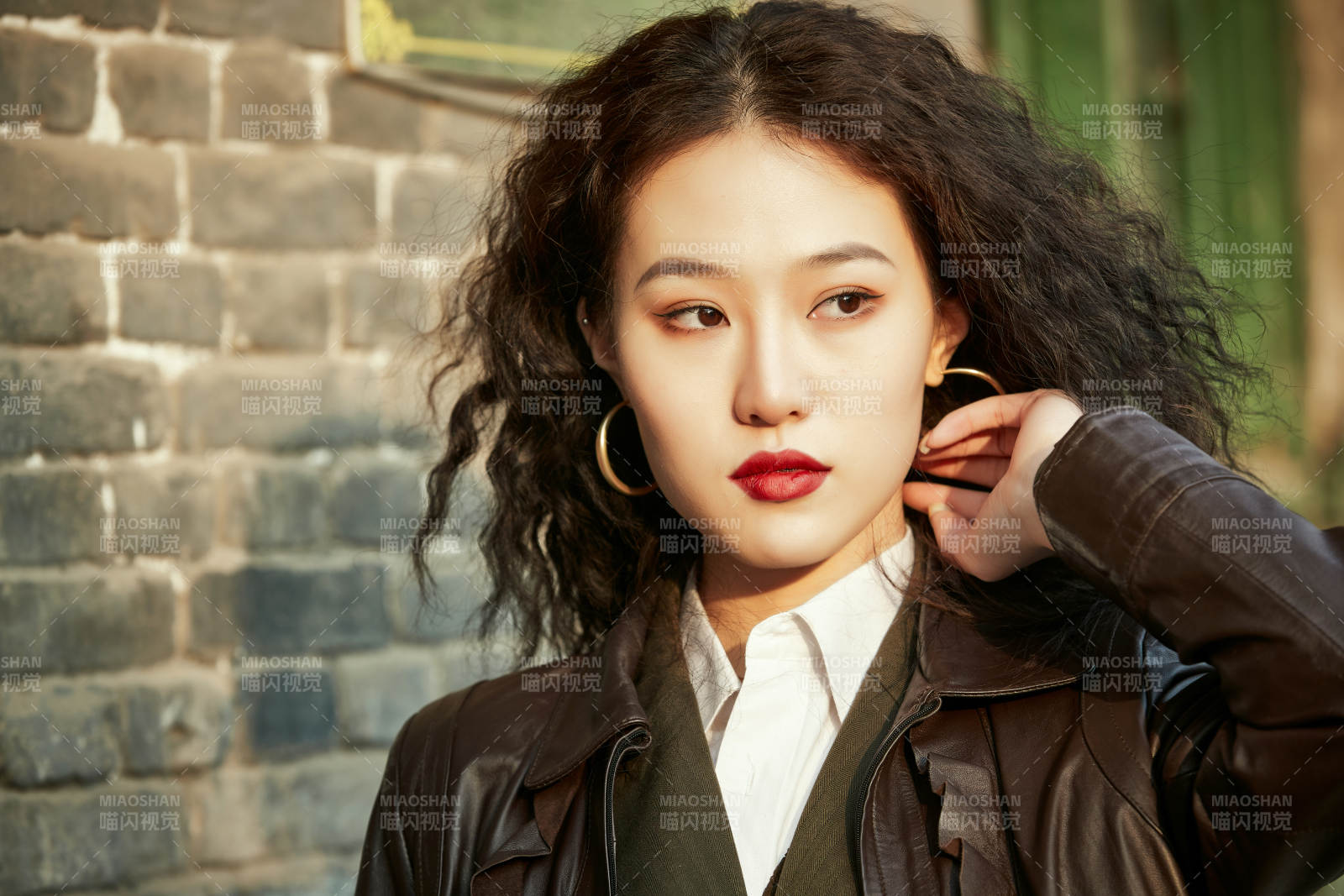 老舊城區里穿著復古港風的美麗清純少女