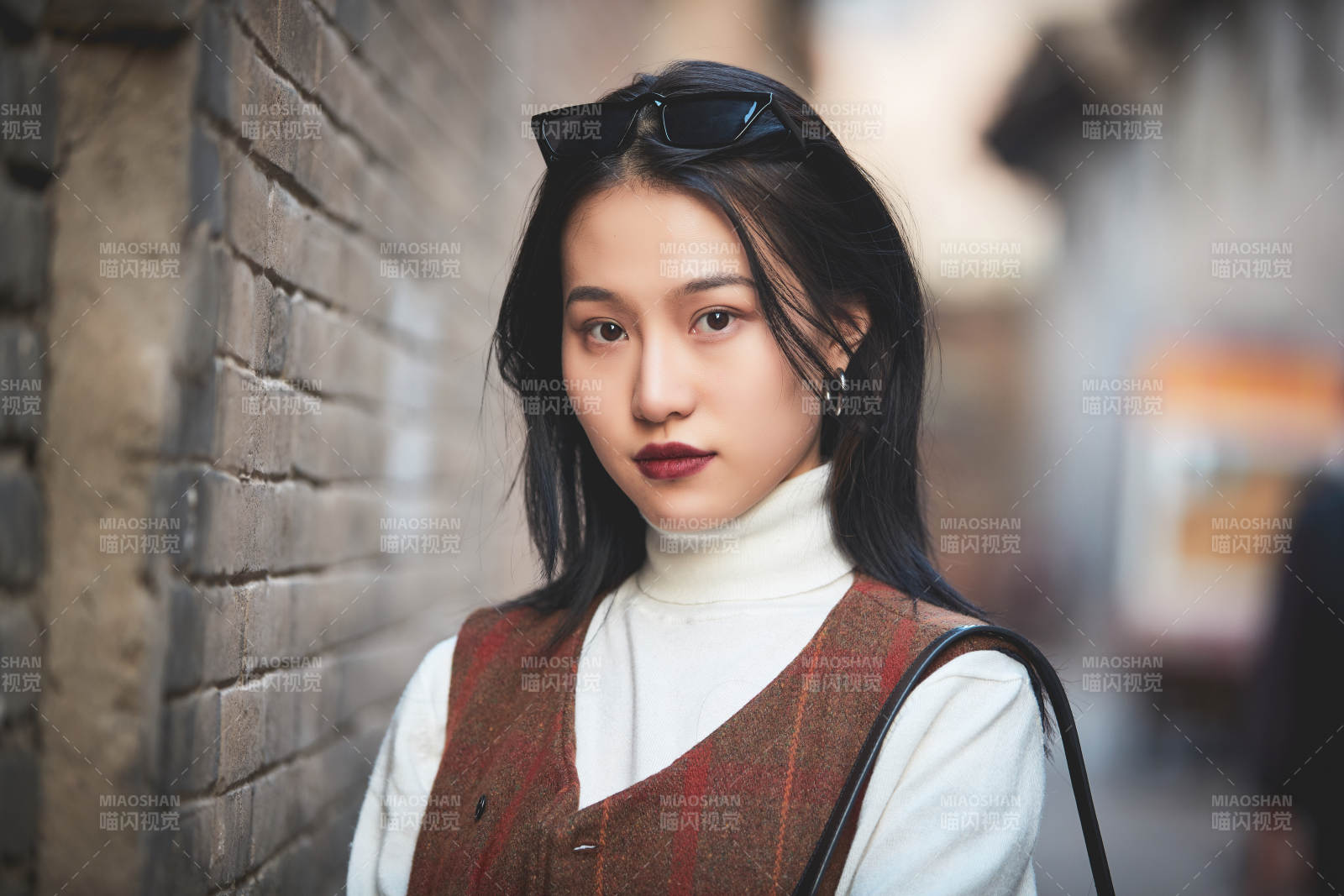 老舊城區(qū)里穿著復(fù)古港風(fēng)的美麗清純少女