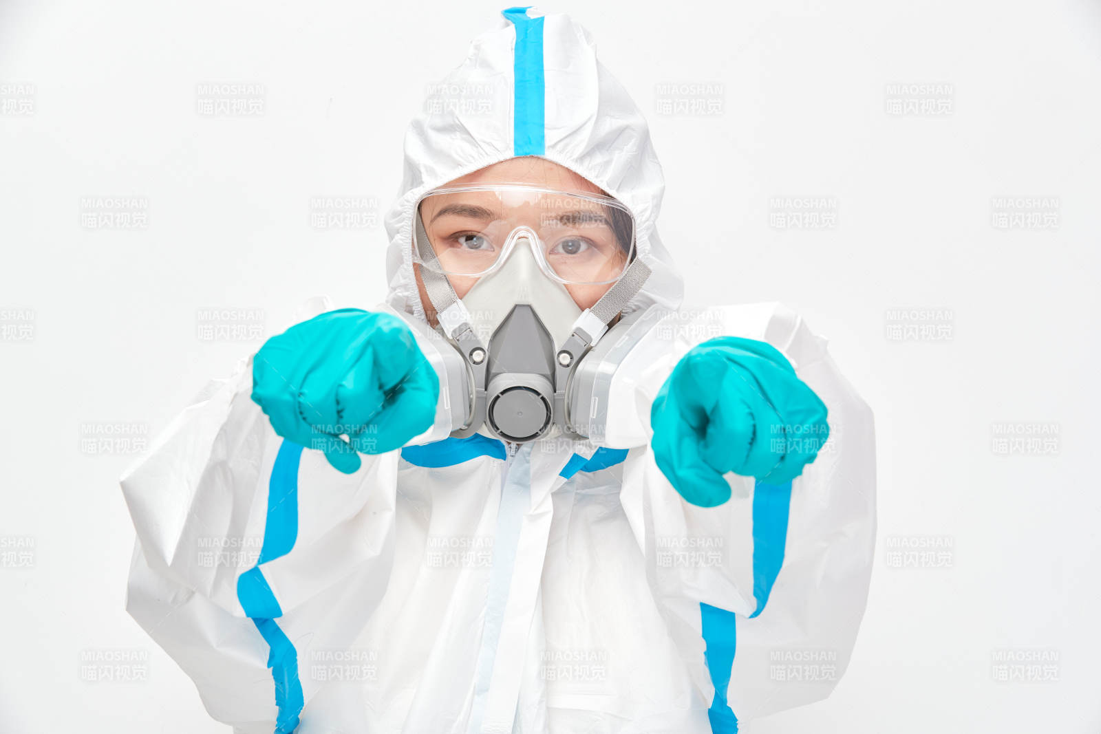 穿白色防護服佩戴護目鏡口罩的女性醫療人員