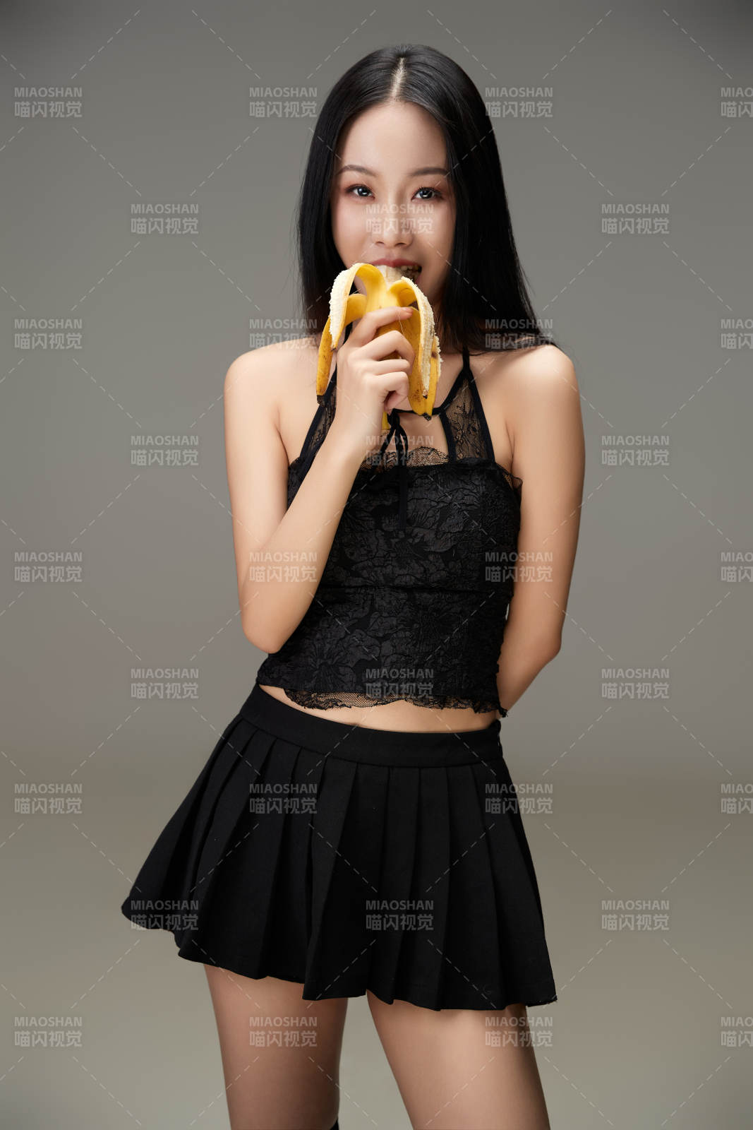 吃水果的亞洲東方長發(fā)少女