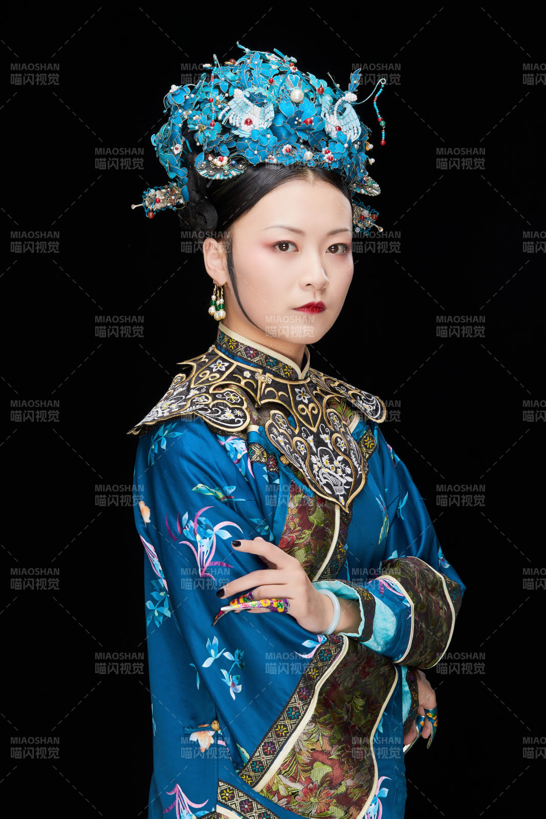 黑色背景下的清代女性古裝造型清朝古裝