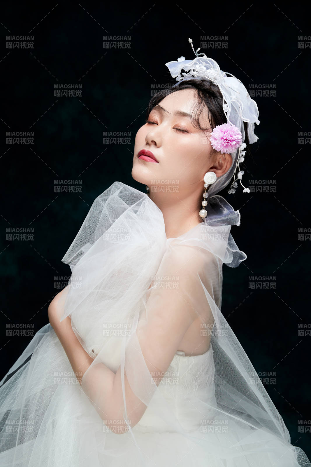 黑色背景下的女性復(fù)古婚紗妝面