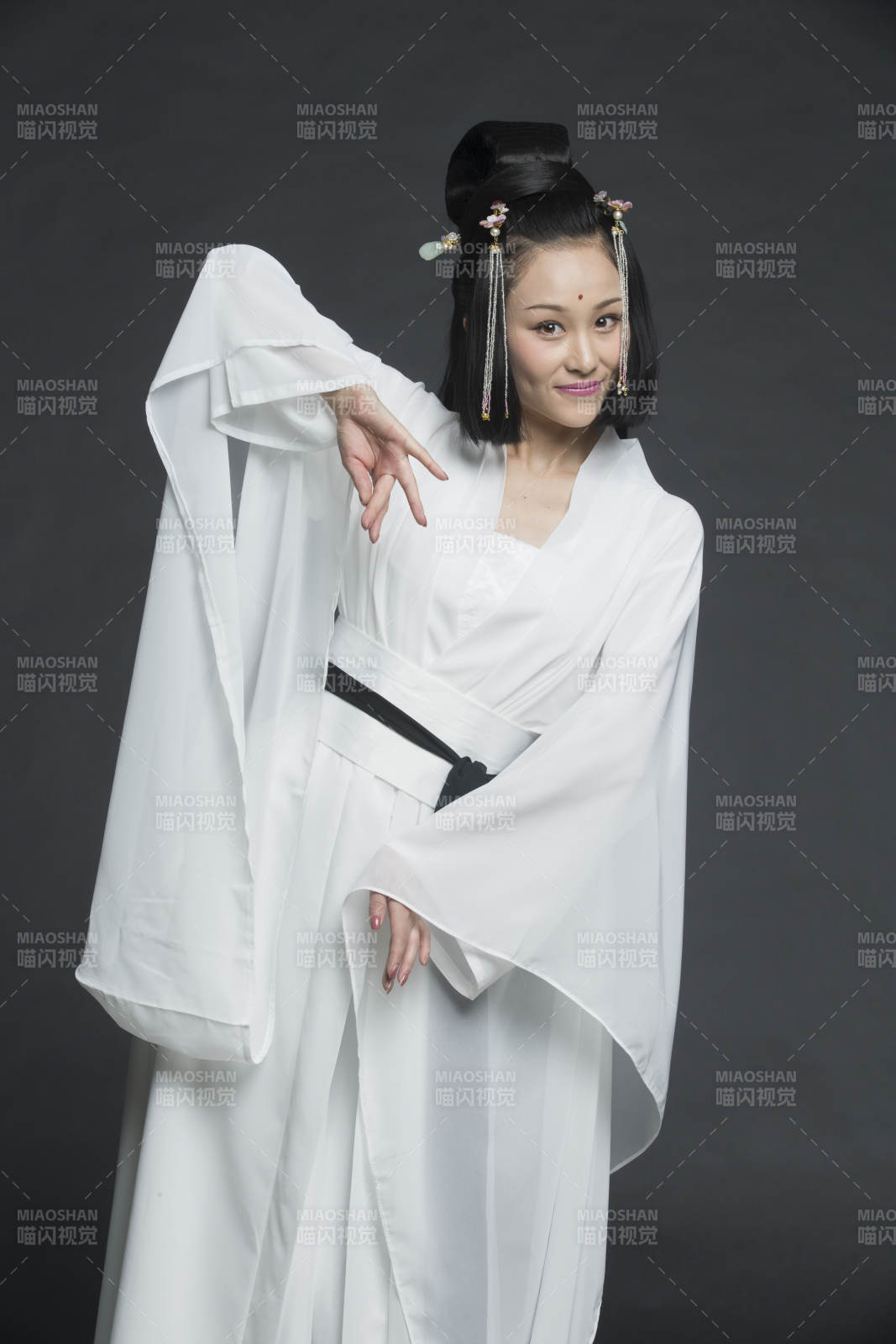 身穿古裝的漢服女性人像漢服影棚拍攝