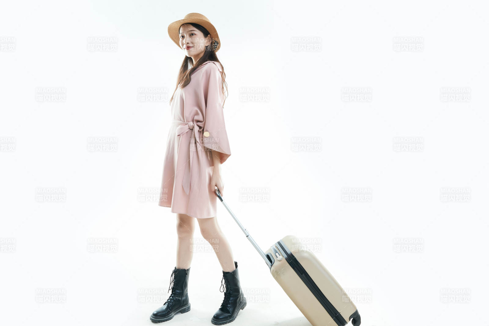 白色背景下準備出發旅行的美麗東方女大學生