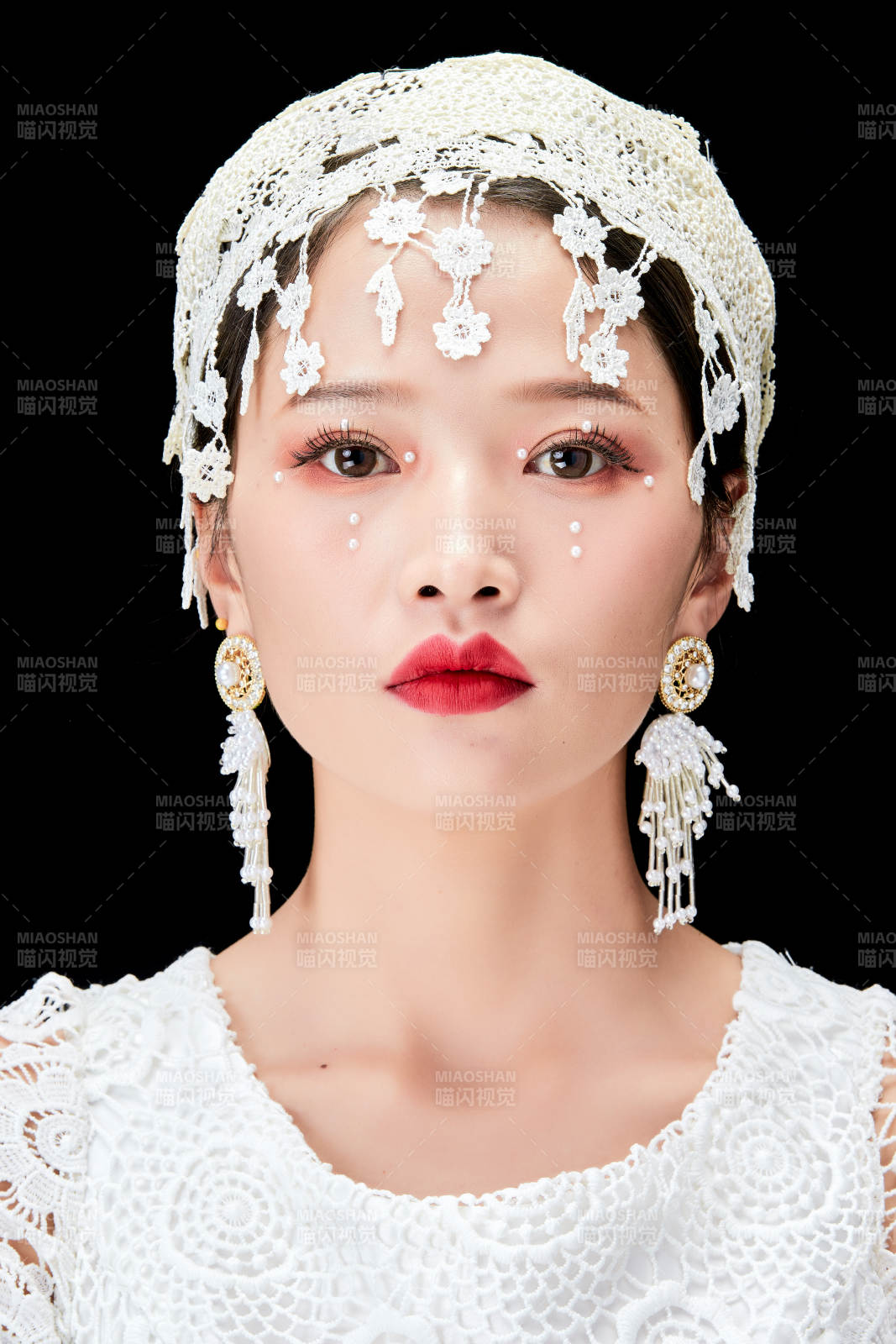 黑色背景下的美妝新娘彩妝人像