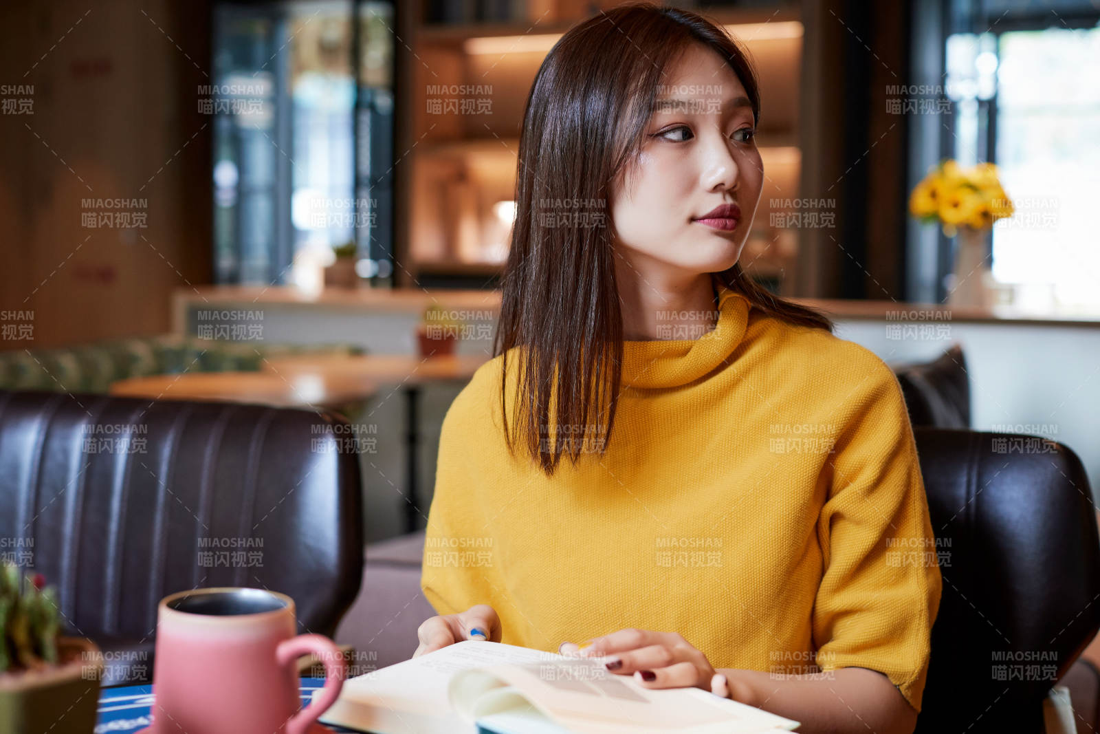 在圖書咖啡館閱讀書籍的少女