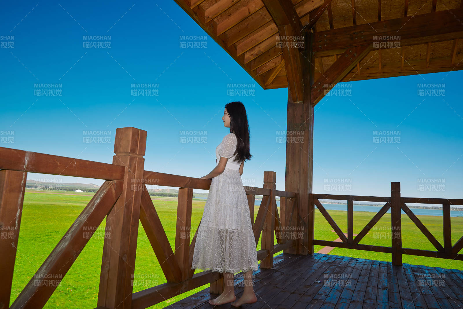 盛夏在草原濕地公園游玩的姑娘