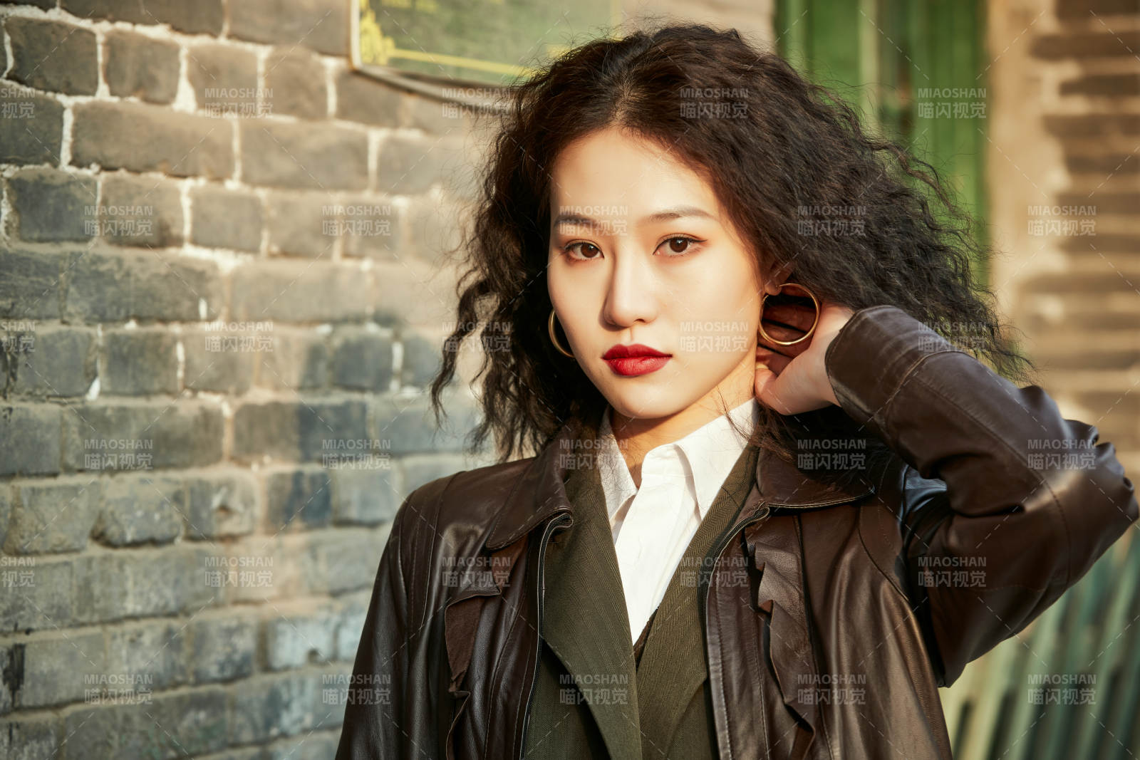 老舊城區里穿著復古港風的美麗清純少女