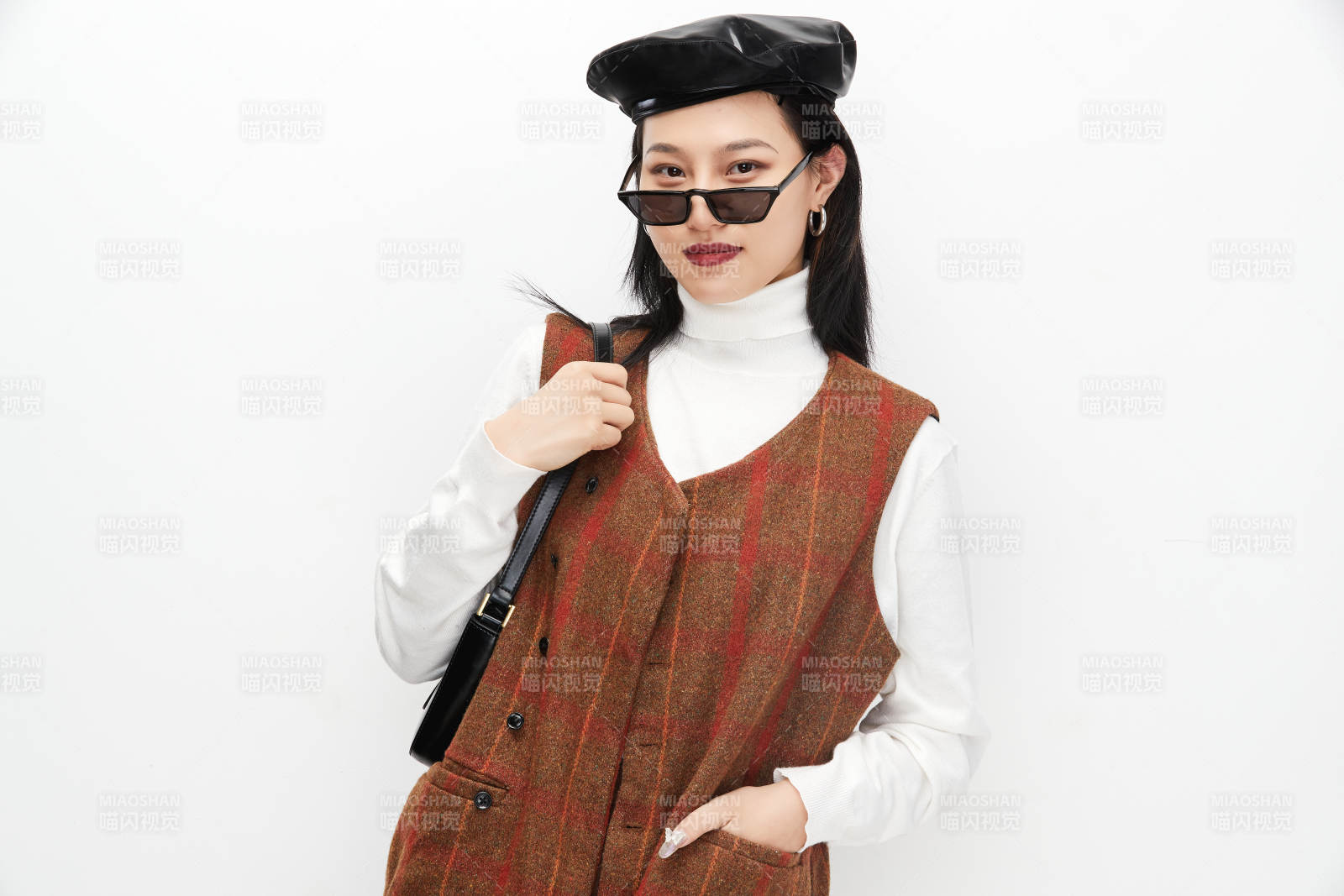 身穿復古服裝的亞洲少女人像