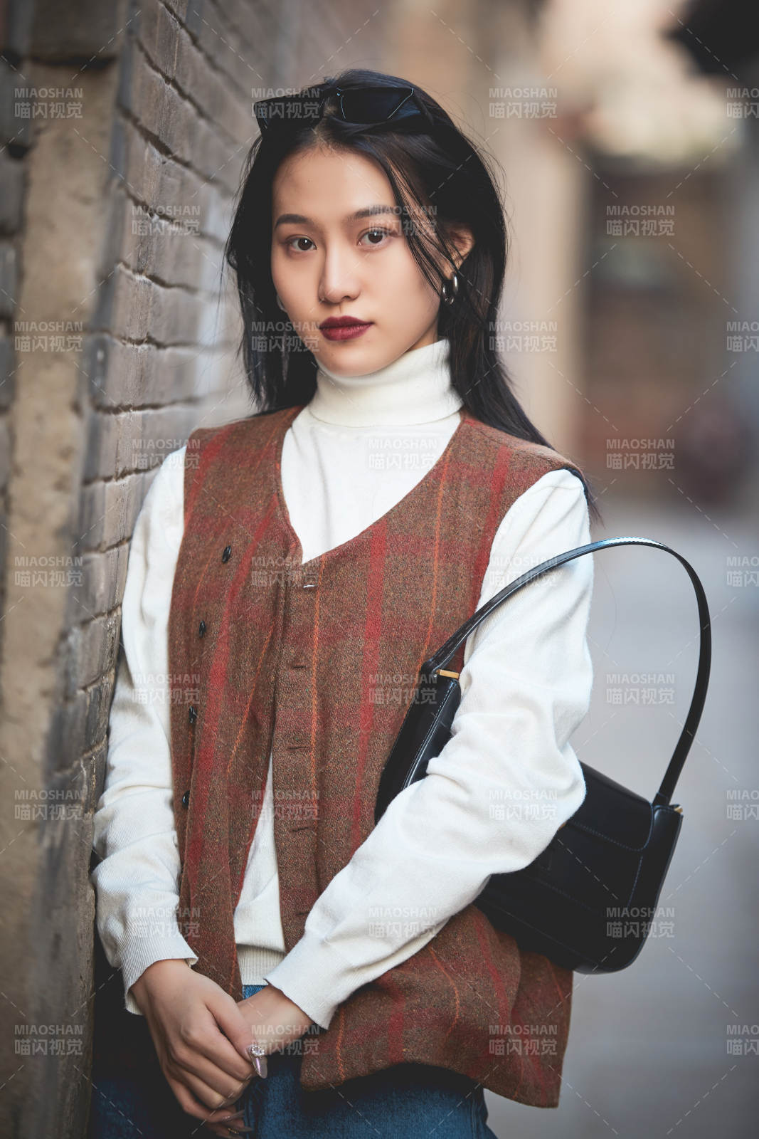 老舊城區里穿著復古港風的美麗清純少女