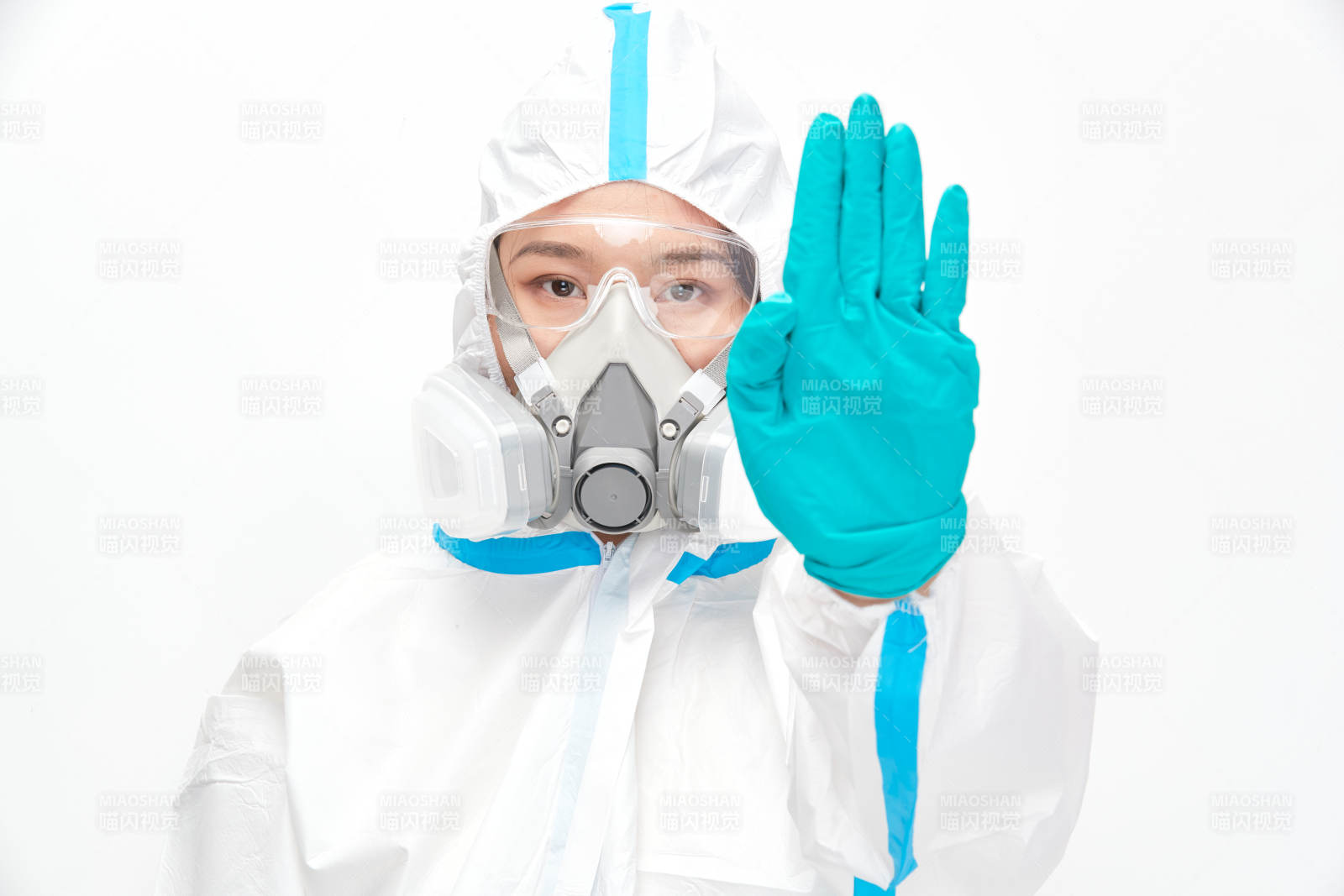 穿白色防護服佩戴護目鏡口罩的女性醫療人員