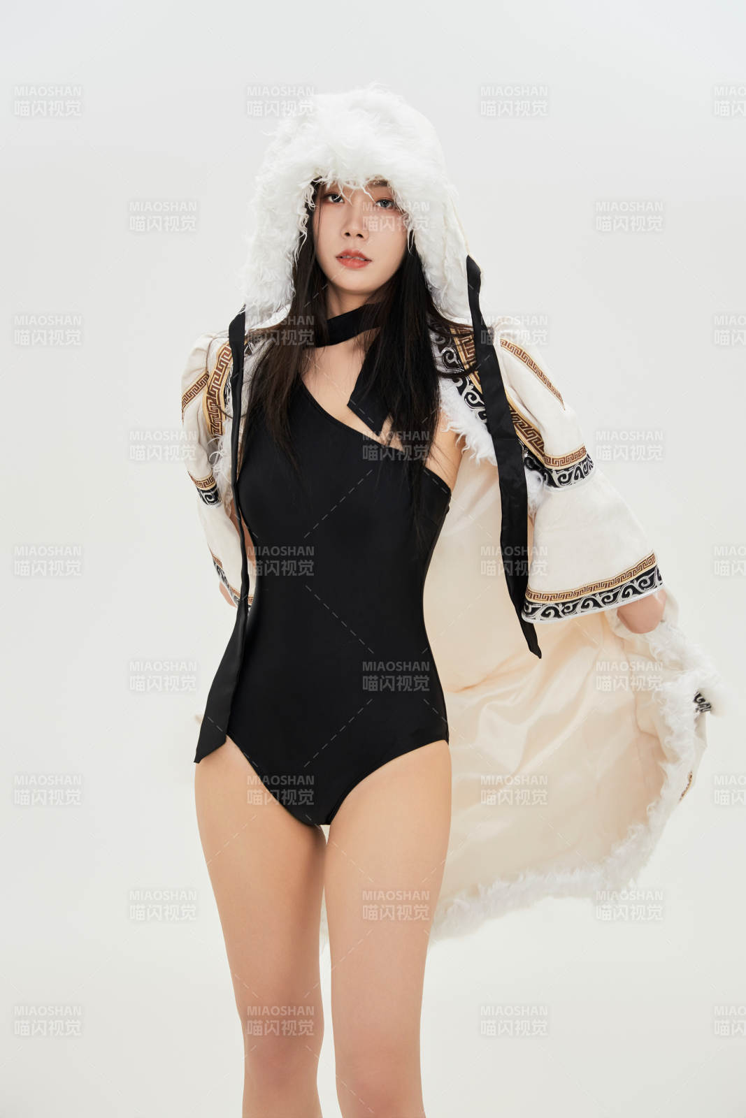 身穿混搭風格蒙族服飾的美女