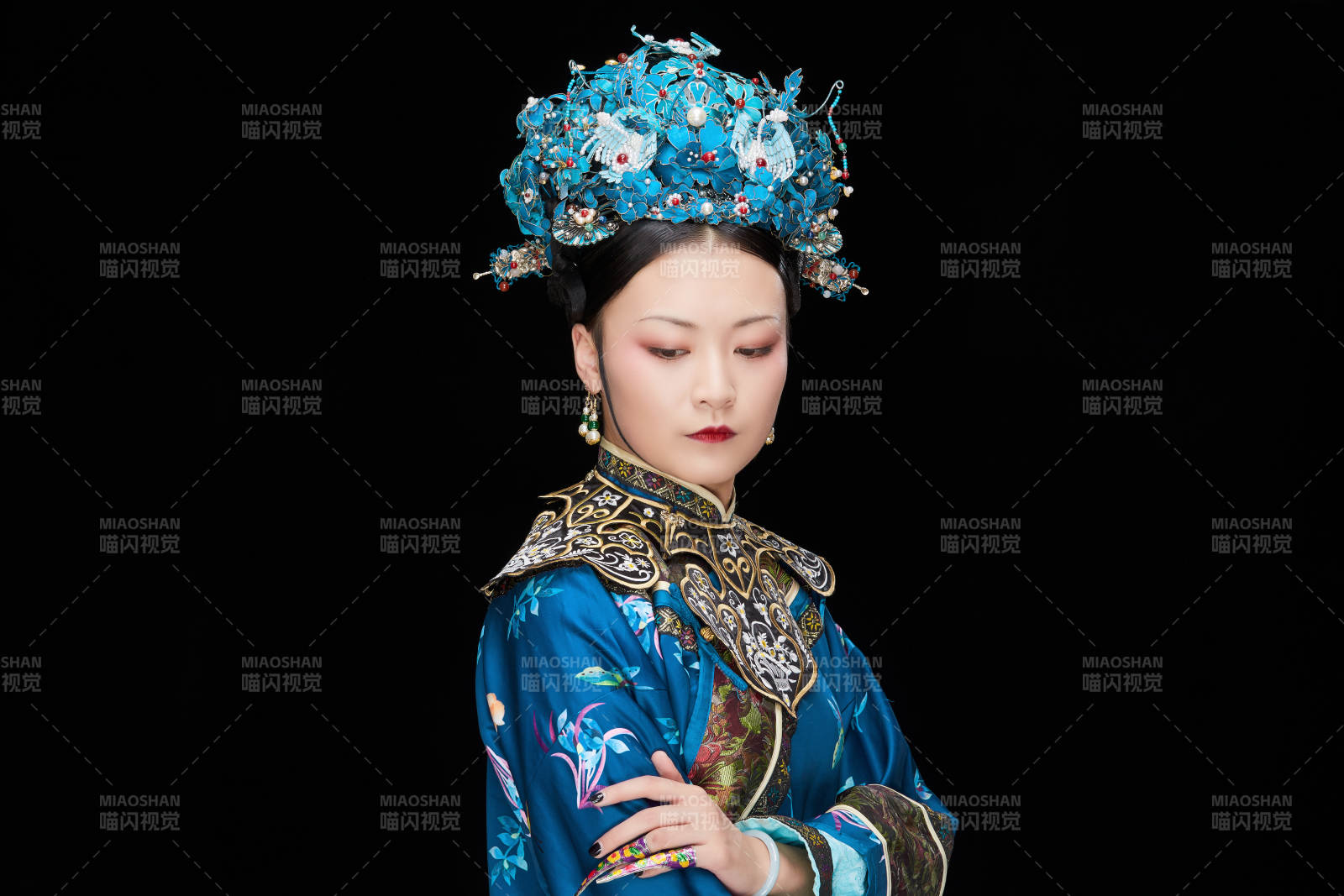 黑色背景下的清代女性古裝造型清朝古裝