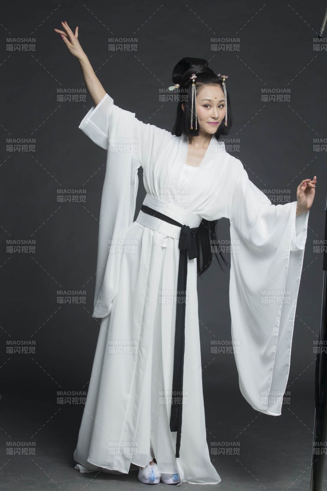 身穿古裝的漢服女性人像漢服影棚拍攝