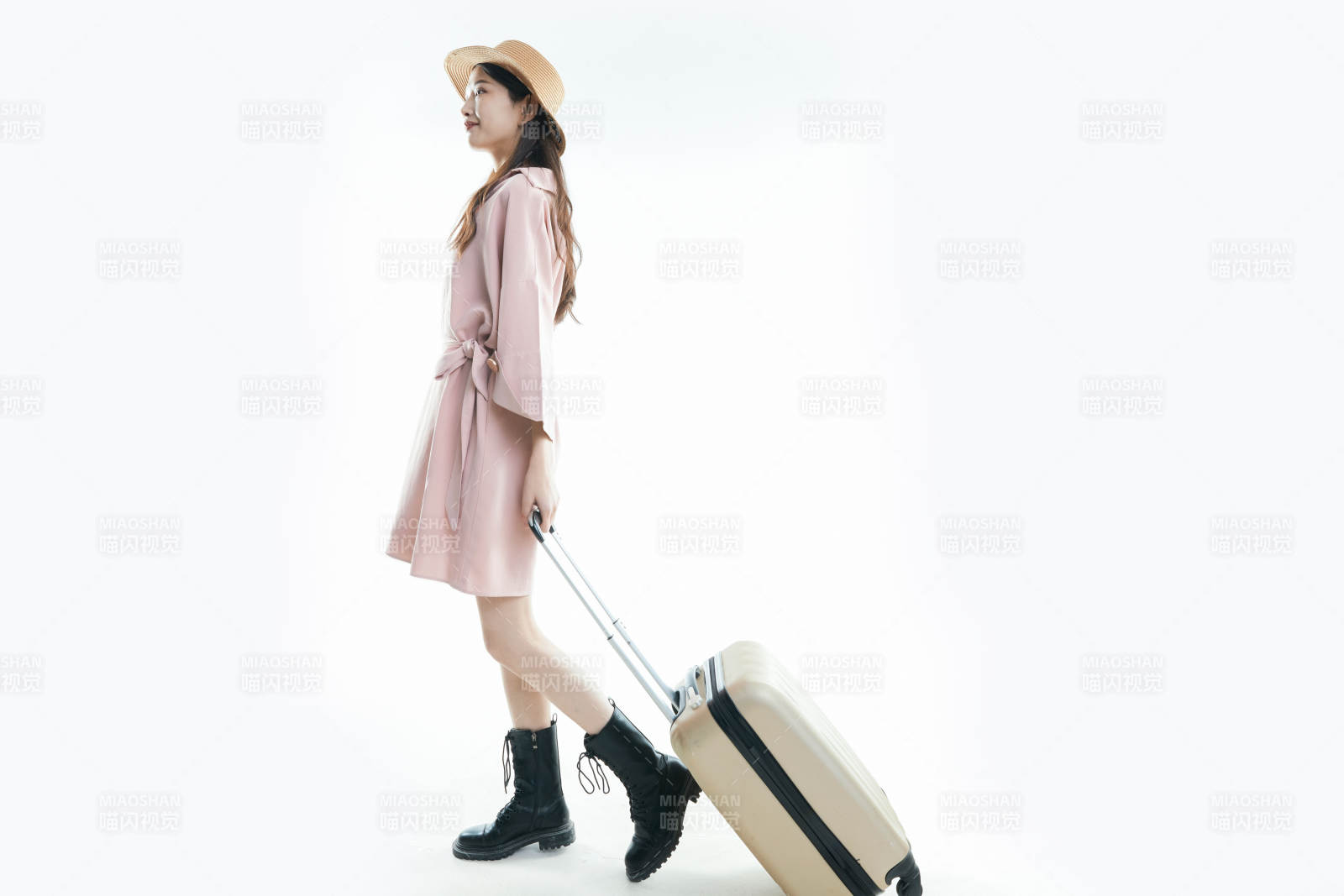 白色背景下準(zhǔn)備出發(fā)旅行的美麗東方女大學(xué)生