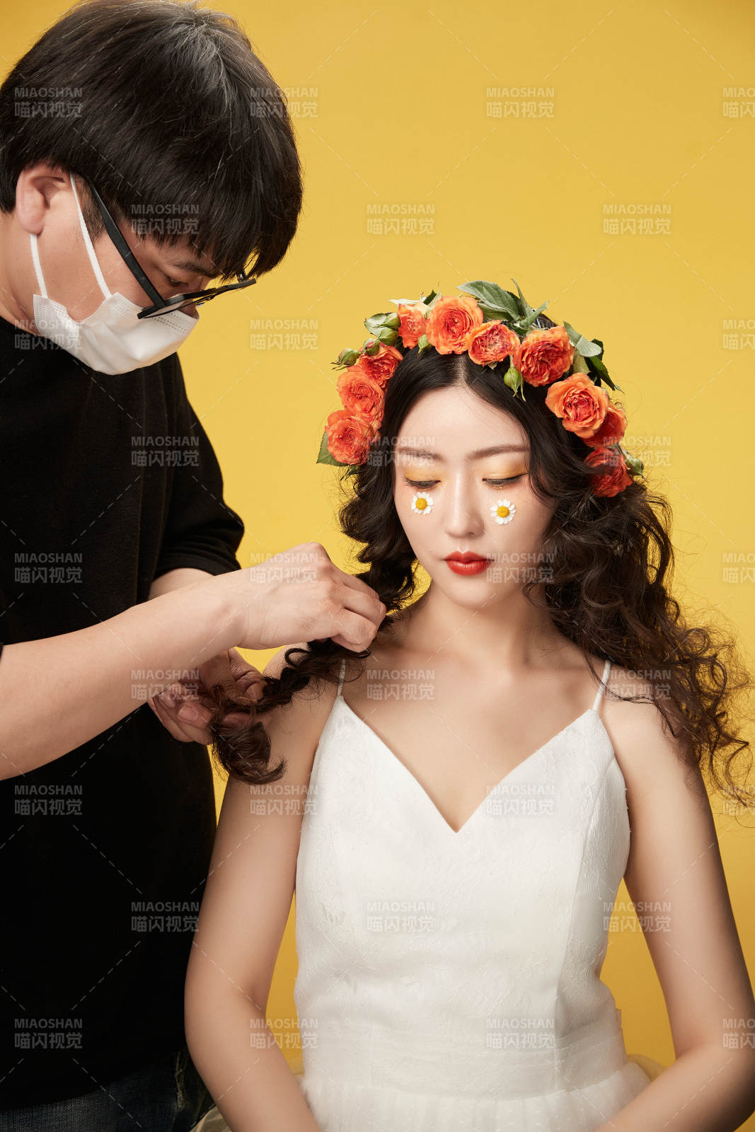 進行美妝化妝的化妝師與模特