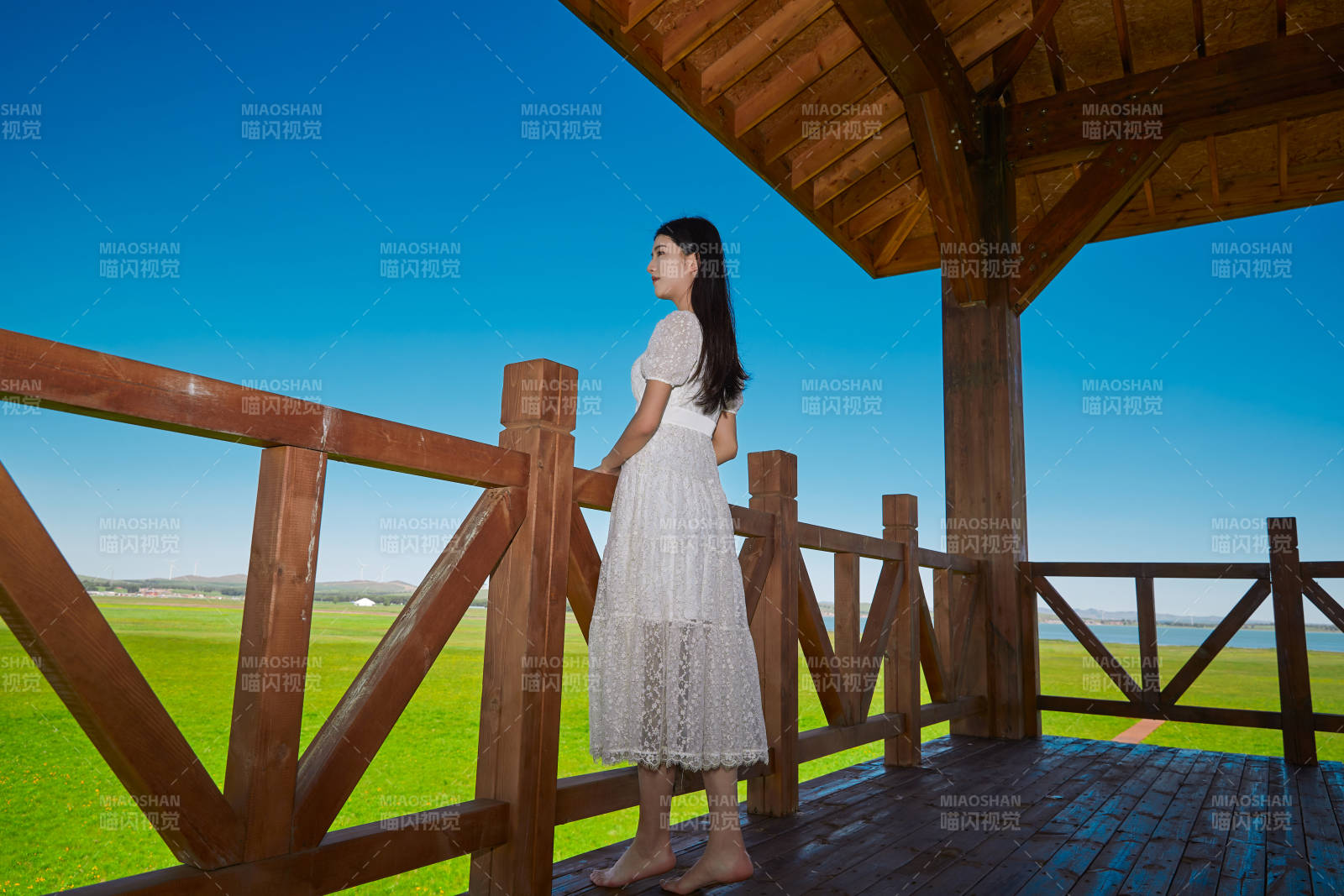 盛夏在草原濕地公園游玩的姑娘