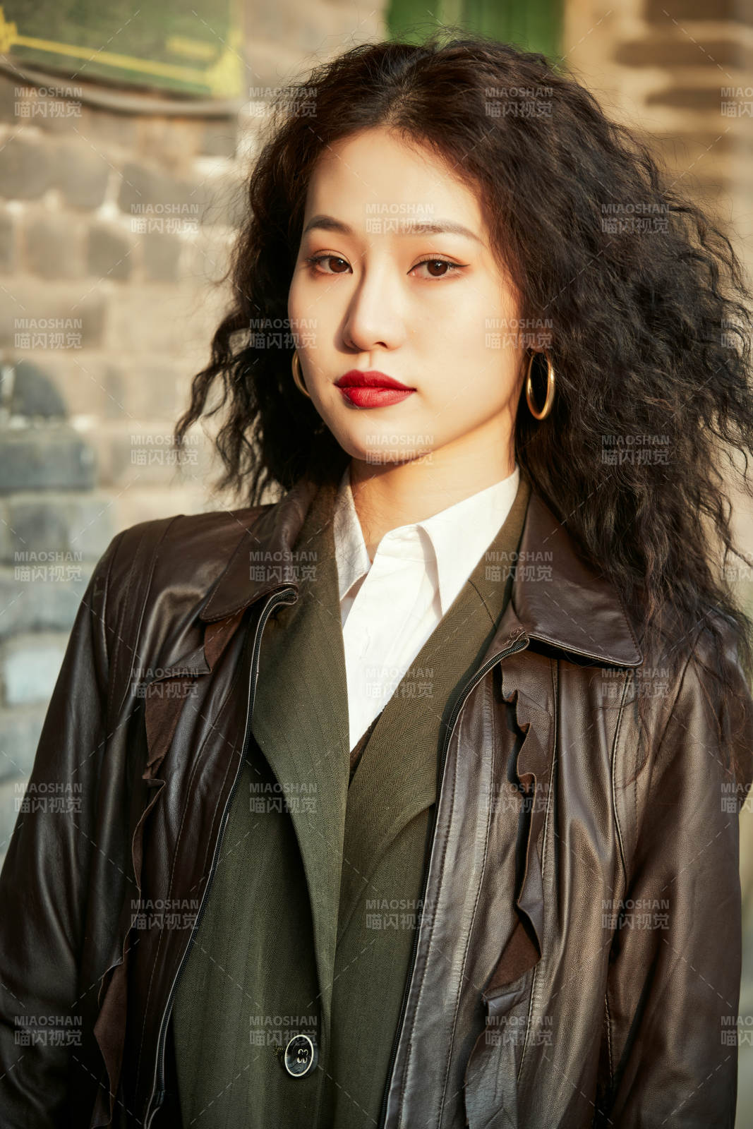 老舊城區里穿著復古港風的美麗清純少女