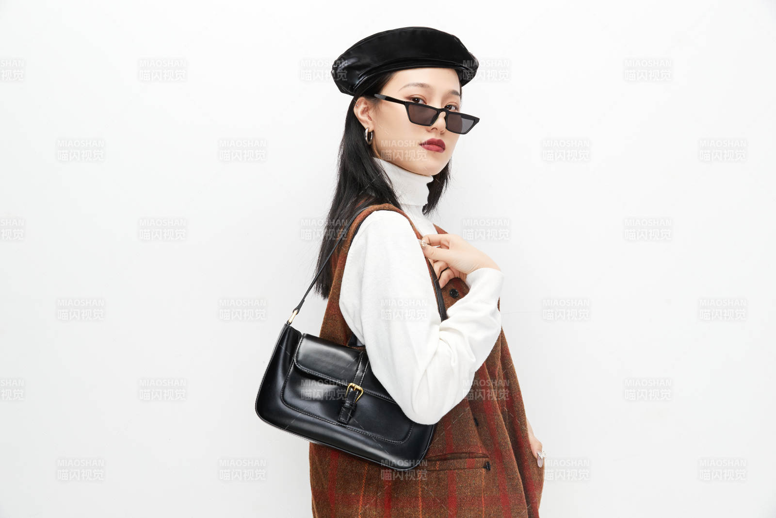 身穿復古服裝的亞洲少女人像