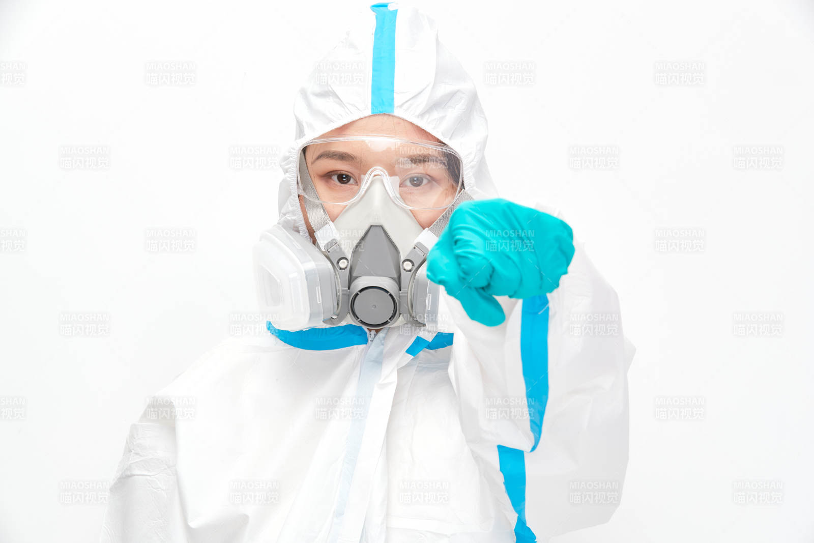 穿白色防護服佩戴護目鏡口罩的女性醫療人員