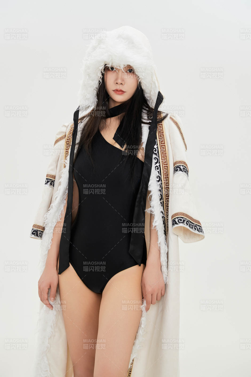 身穿混搭風格蒙族服飾的美女