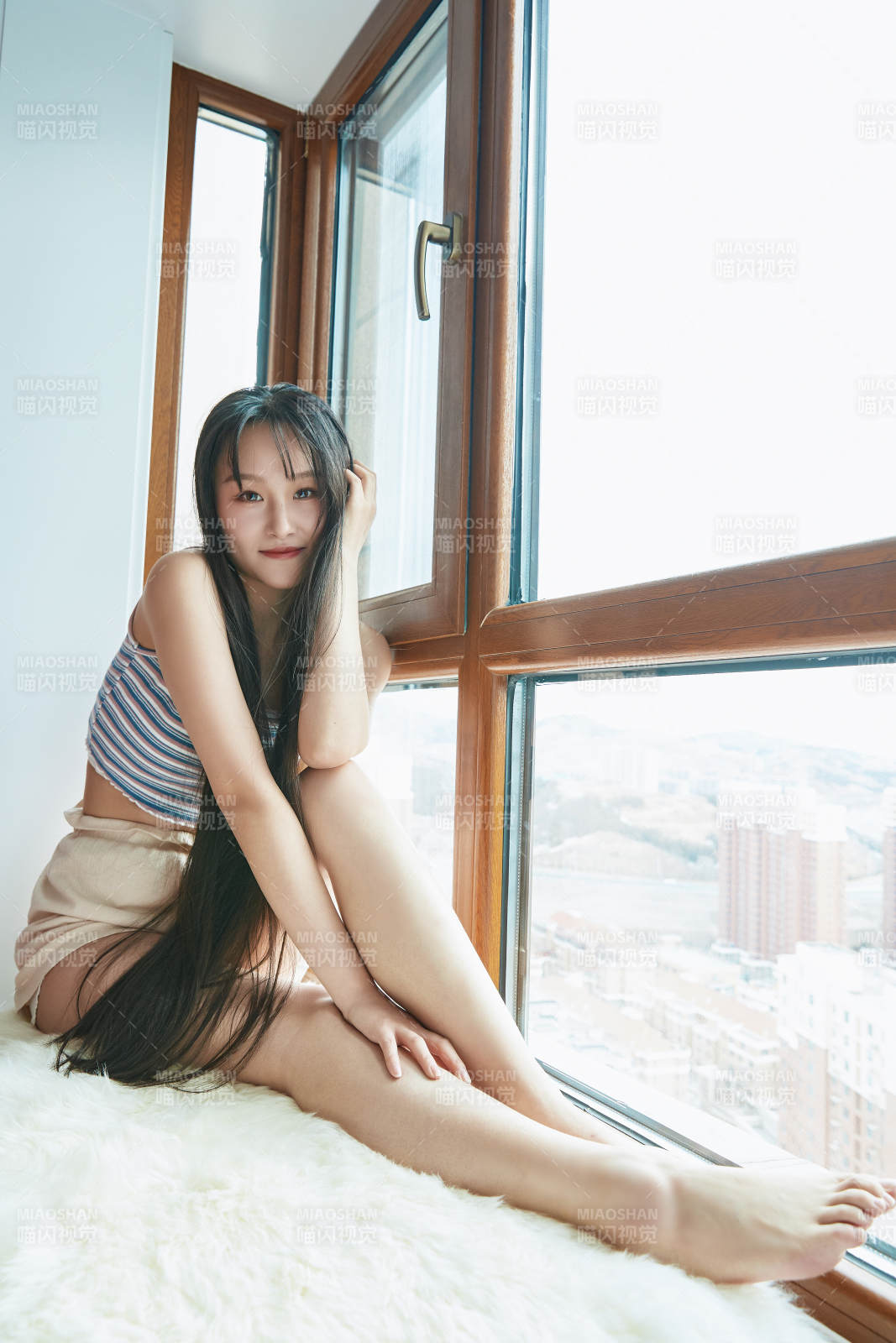 躺在舒適的飄窗上聽音樂追劇的亞洲少女