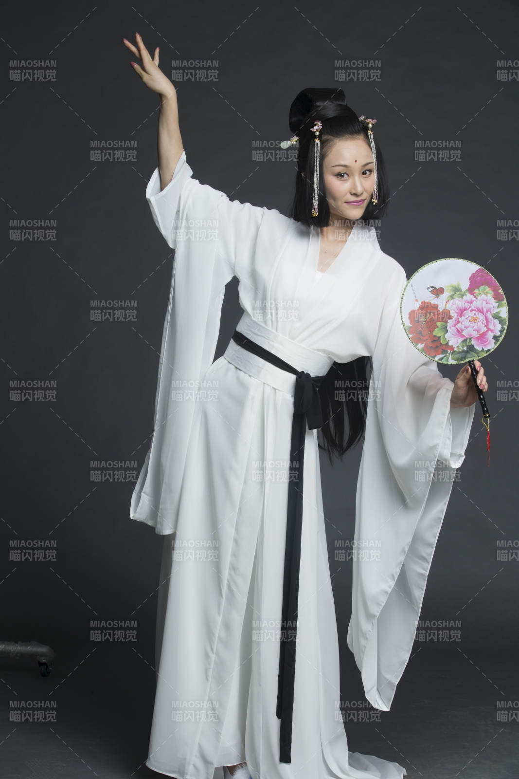 身穿古裝的漢服女性人像漢服影棚拍攝