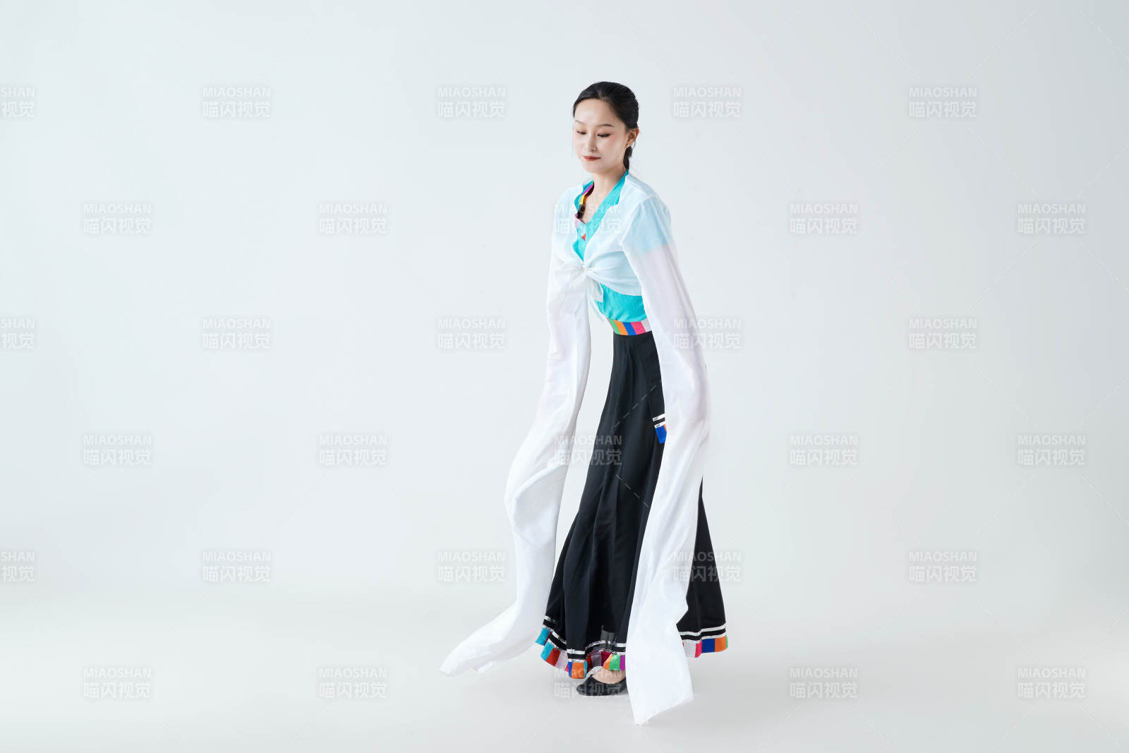 穿著藏族服飾跳著藏族舞蹈的少女