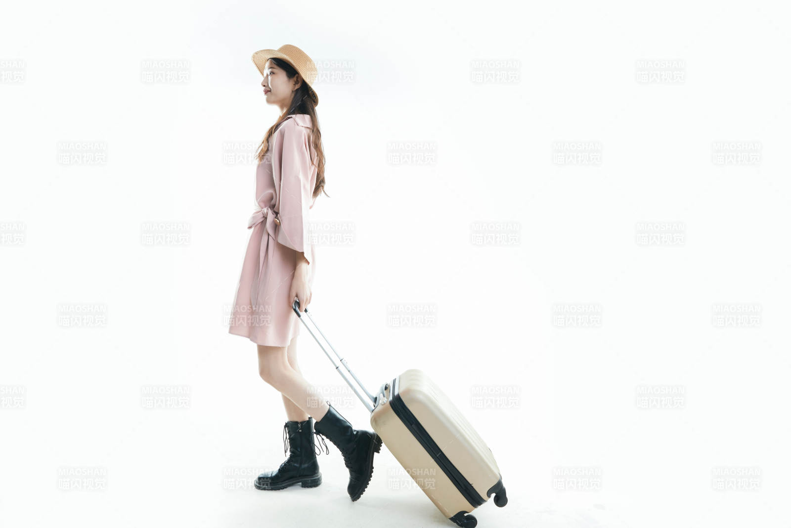 白色背景下準備出發旅行的美麗東方女大學生