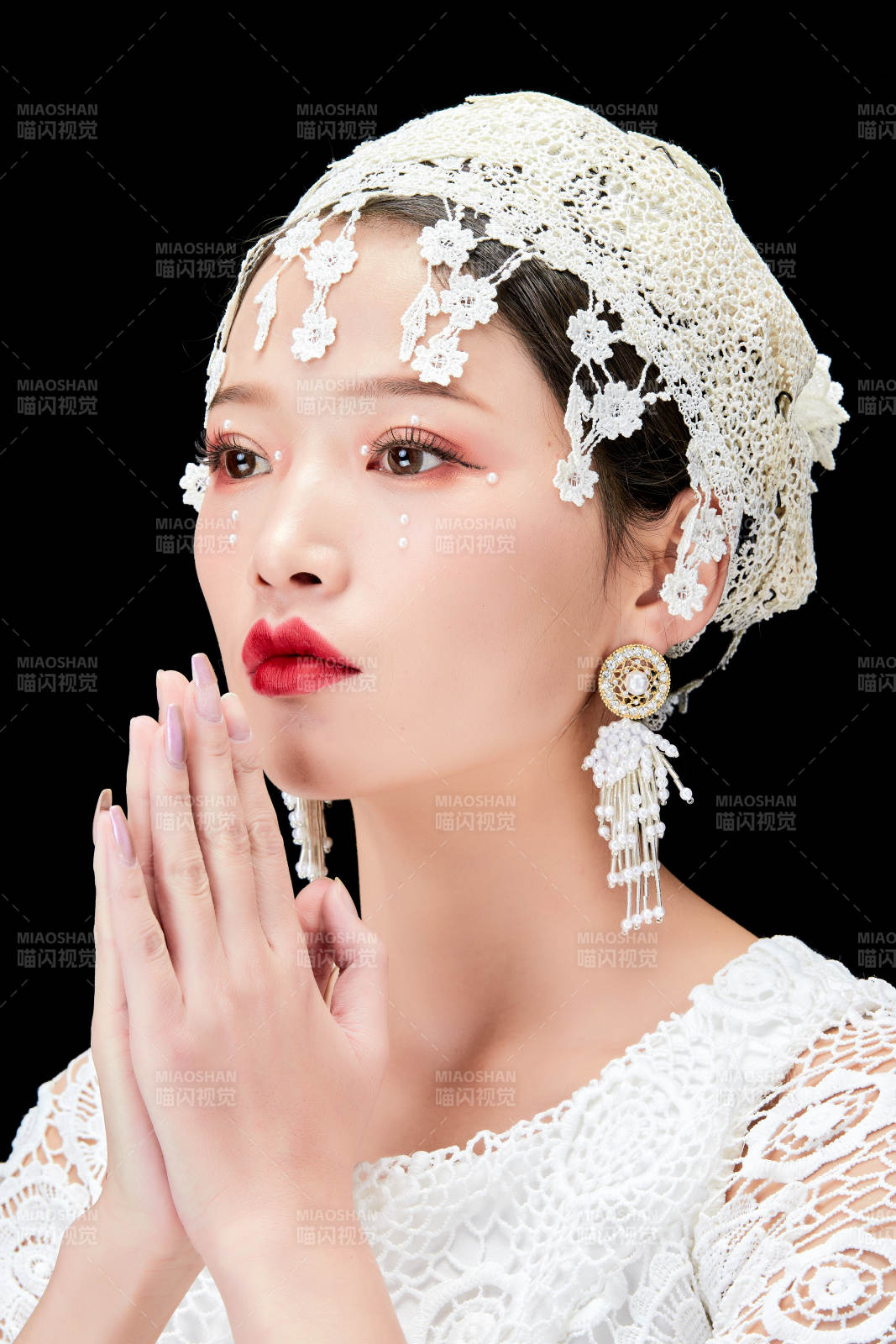 黑色背景下的美妝新娘彩妝人像