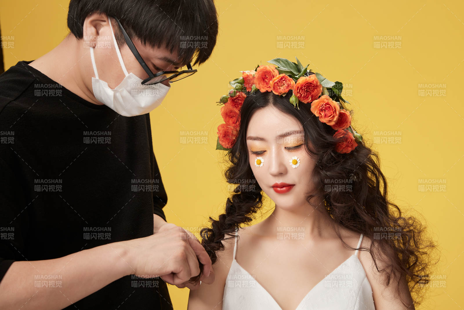 進(jìn)行美妝化妝的化妝師與模特